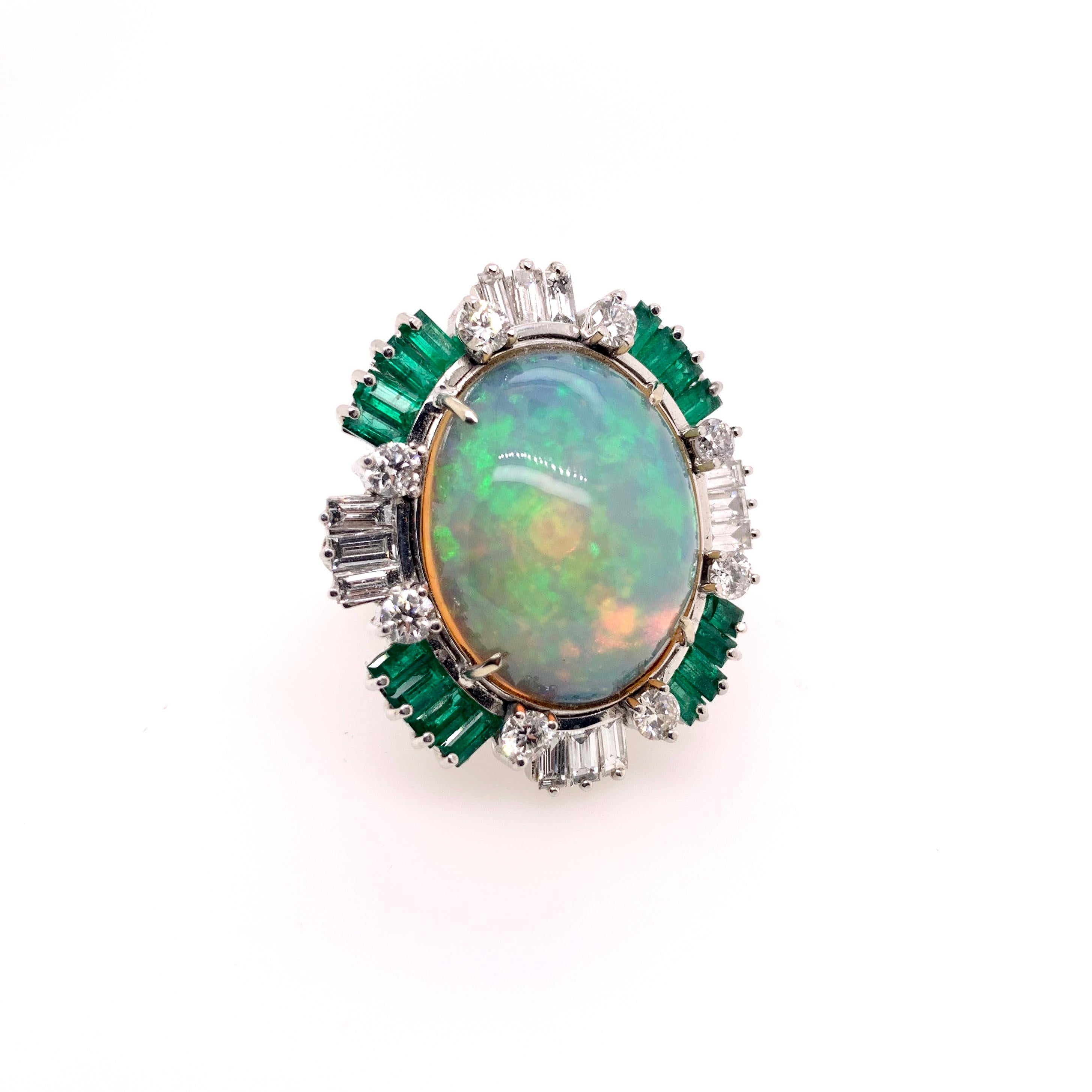 Die Leute werden vor Neid erblassen!   Ein atemberaubender 18-karätiger äthiopischer Opal mit grünen und blauen Reflexen wird von 2,4 Karat Smaragd-Baguetten und 2,3 Karat Diamanten-Baguetten in dieser handgefertigten Fassung aus 18 Karat Weißgold