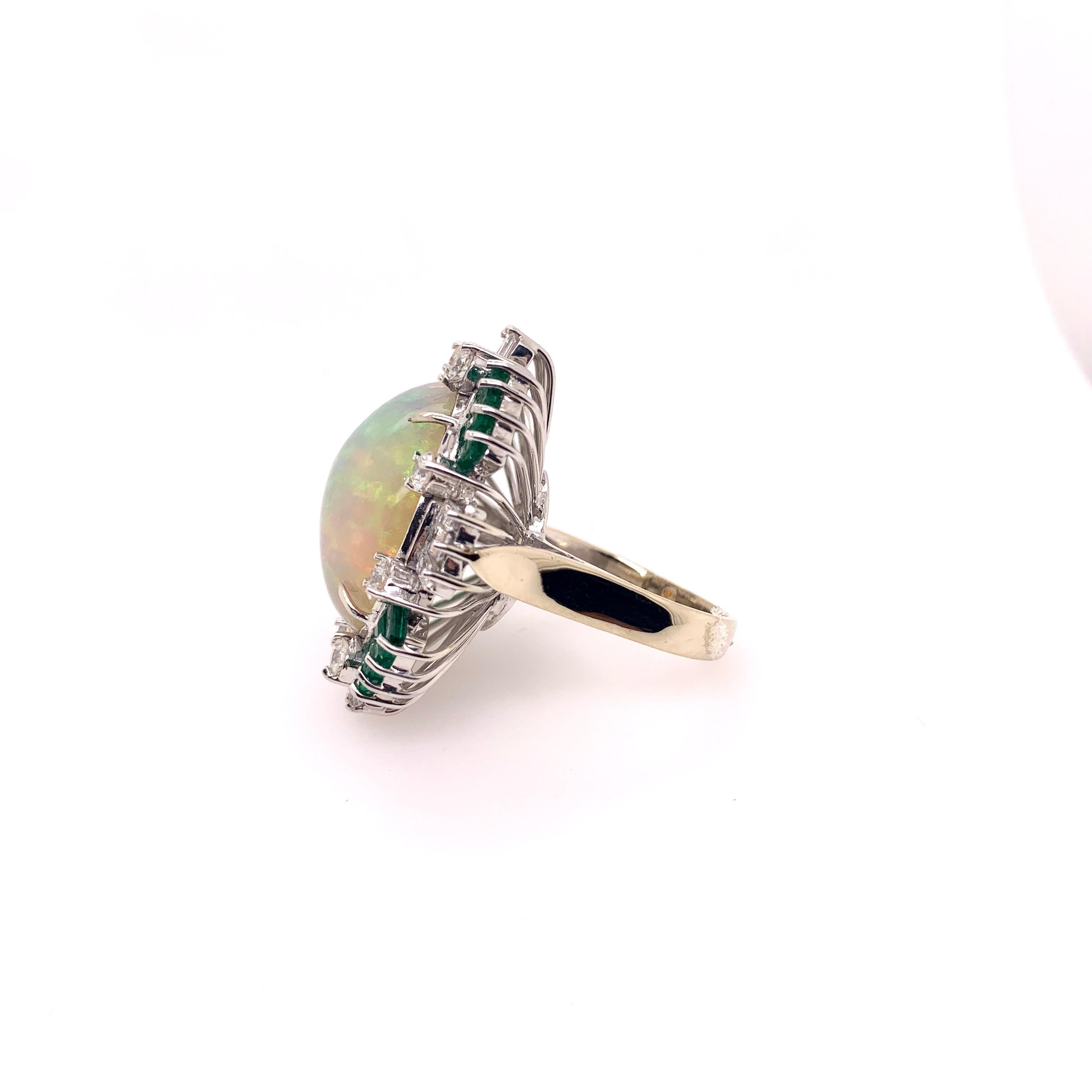 Äthiopischer Opal-Cocktailring mit Diamanten und Smaragden aus 18 Karat Weißgold (Zeitgenössisch)