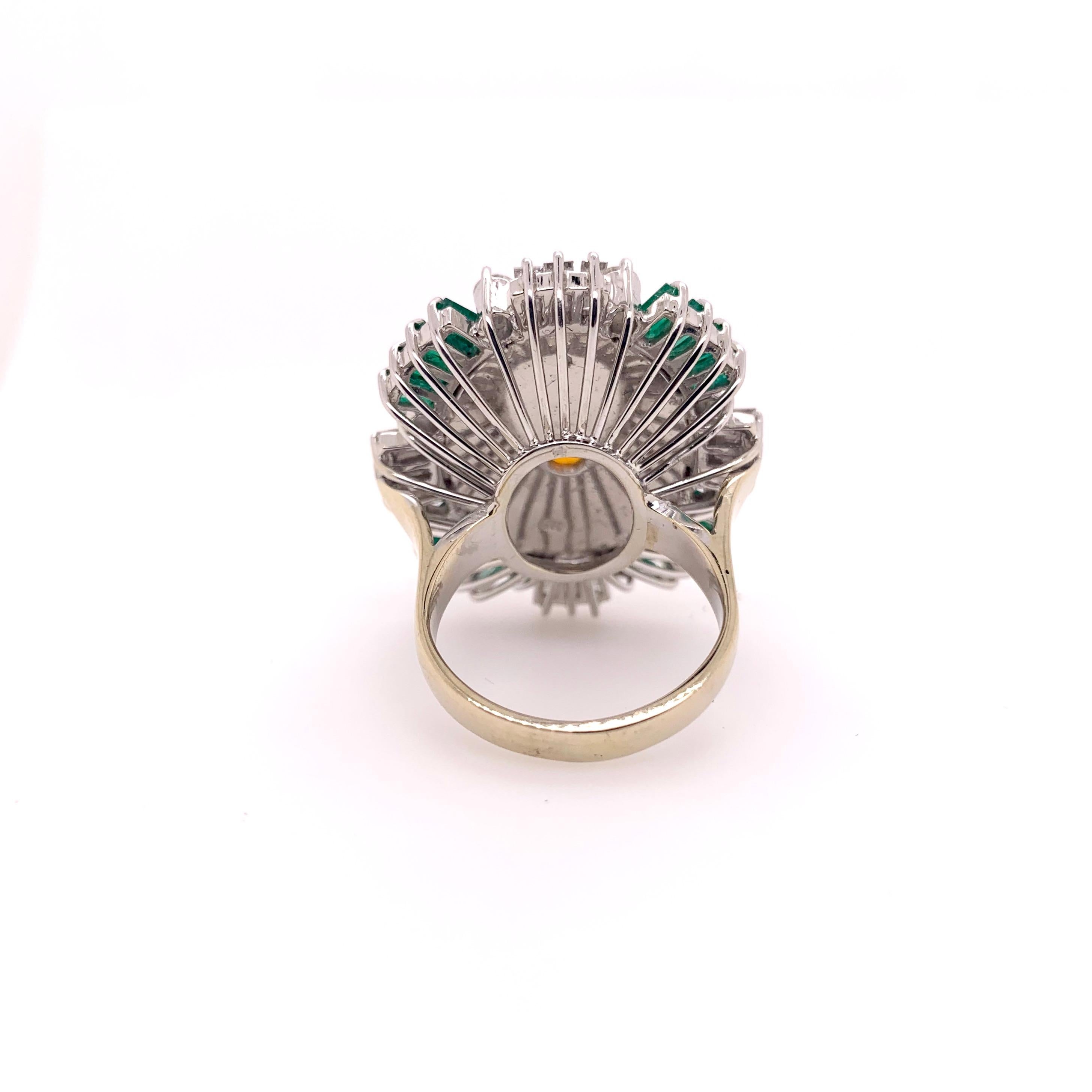 Äthiopischer Opal-Cocktailring mit Diamanten und Smaragden aus 18 Karat Weißgold (Ovalschliff)