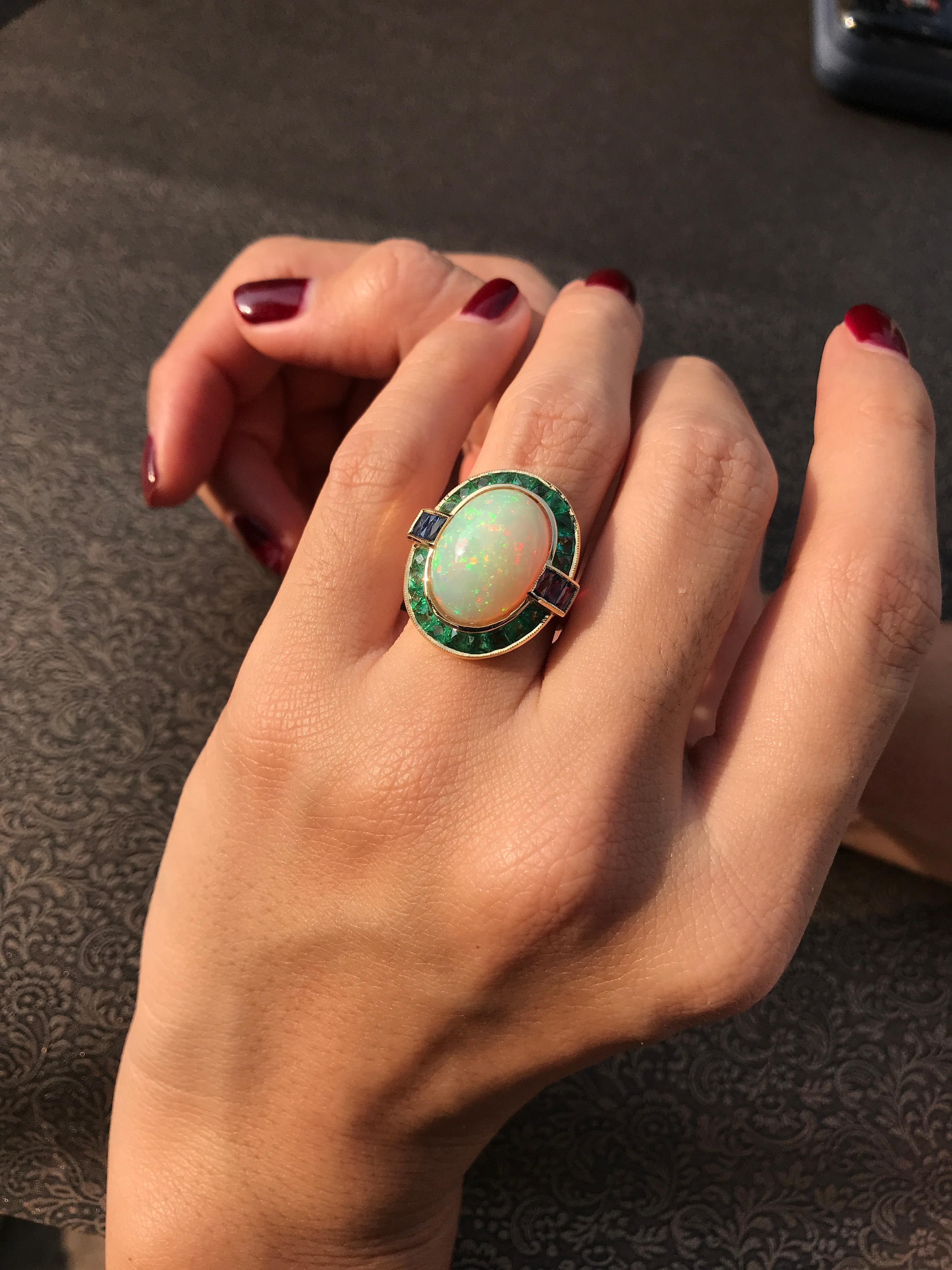 Taille ovale Bague cocktail en or jaune 14K avec émeraude et saphir en opale éthiopienne en vente