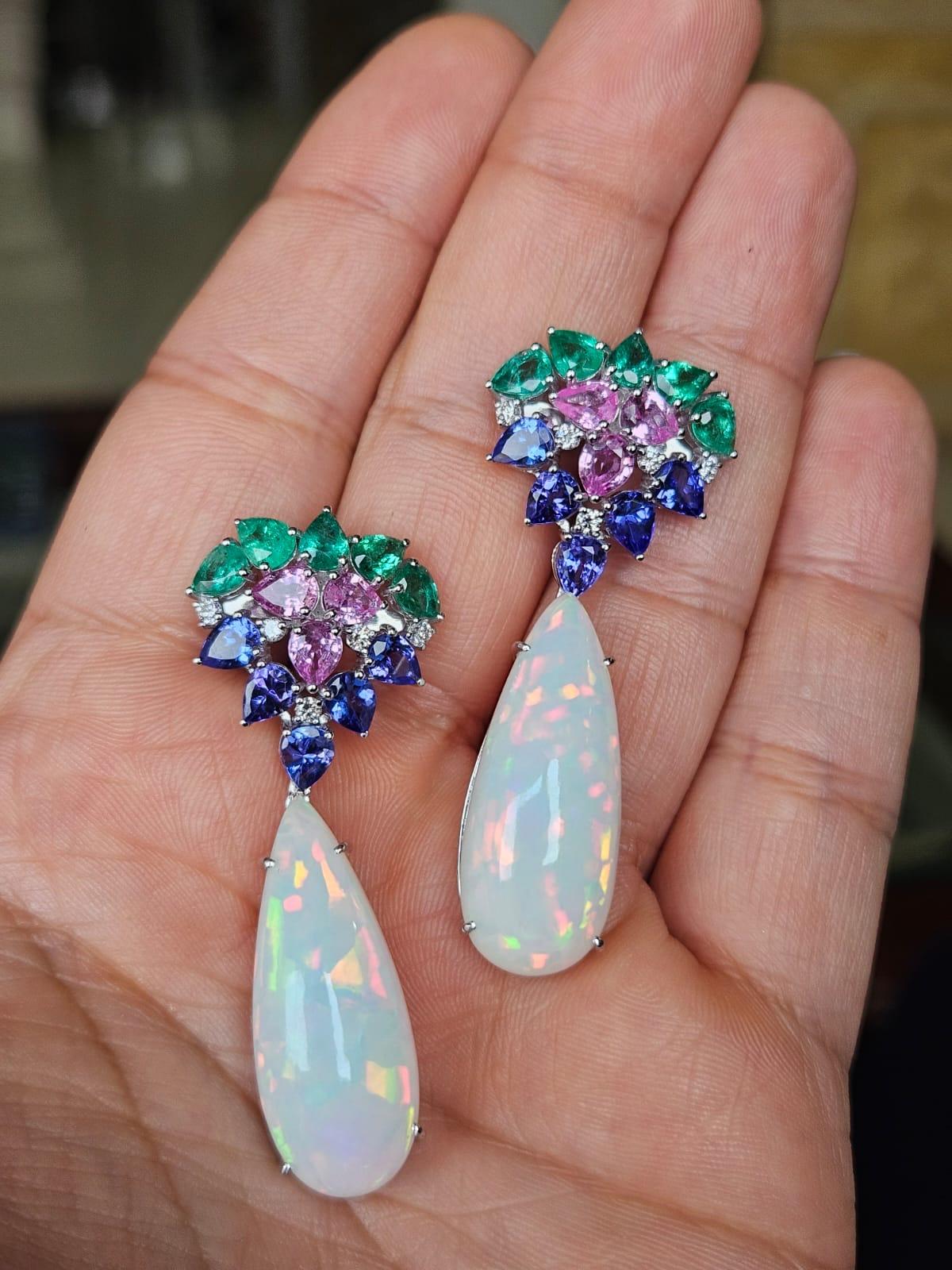 Uno splendido e bellissimo modello moderno con smeraldi, zaffiri rosa e tanzaniti incastonati in oro bianco 18 carati e diamanti naturali. Il peso dell'opale etiope è di 33.26 carati. Il peso degli zaffiri rosa è di 2.28 carati. Gli zaffiri rosa