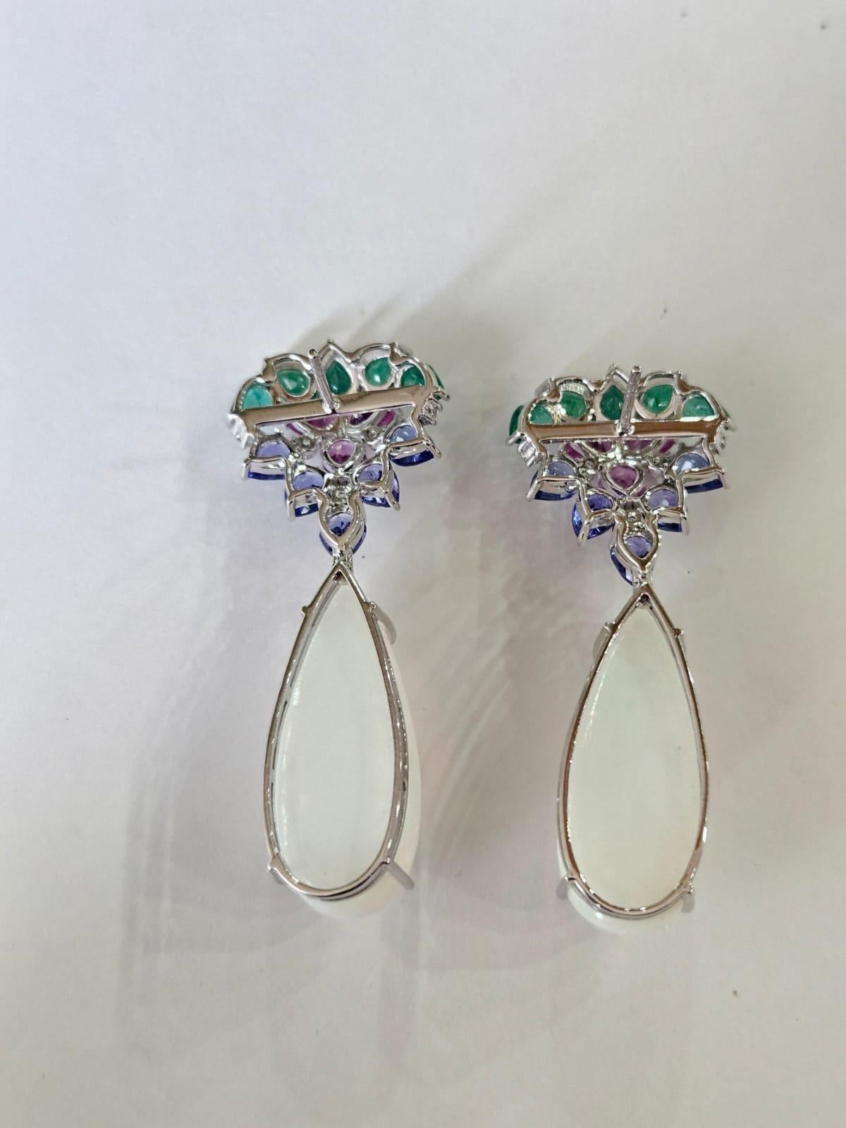 Moderno Orecchino lampadario con opale etiope, smeraldi, zaffiro rosa, tanzanite e diamanti in vendita
