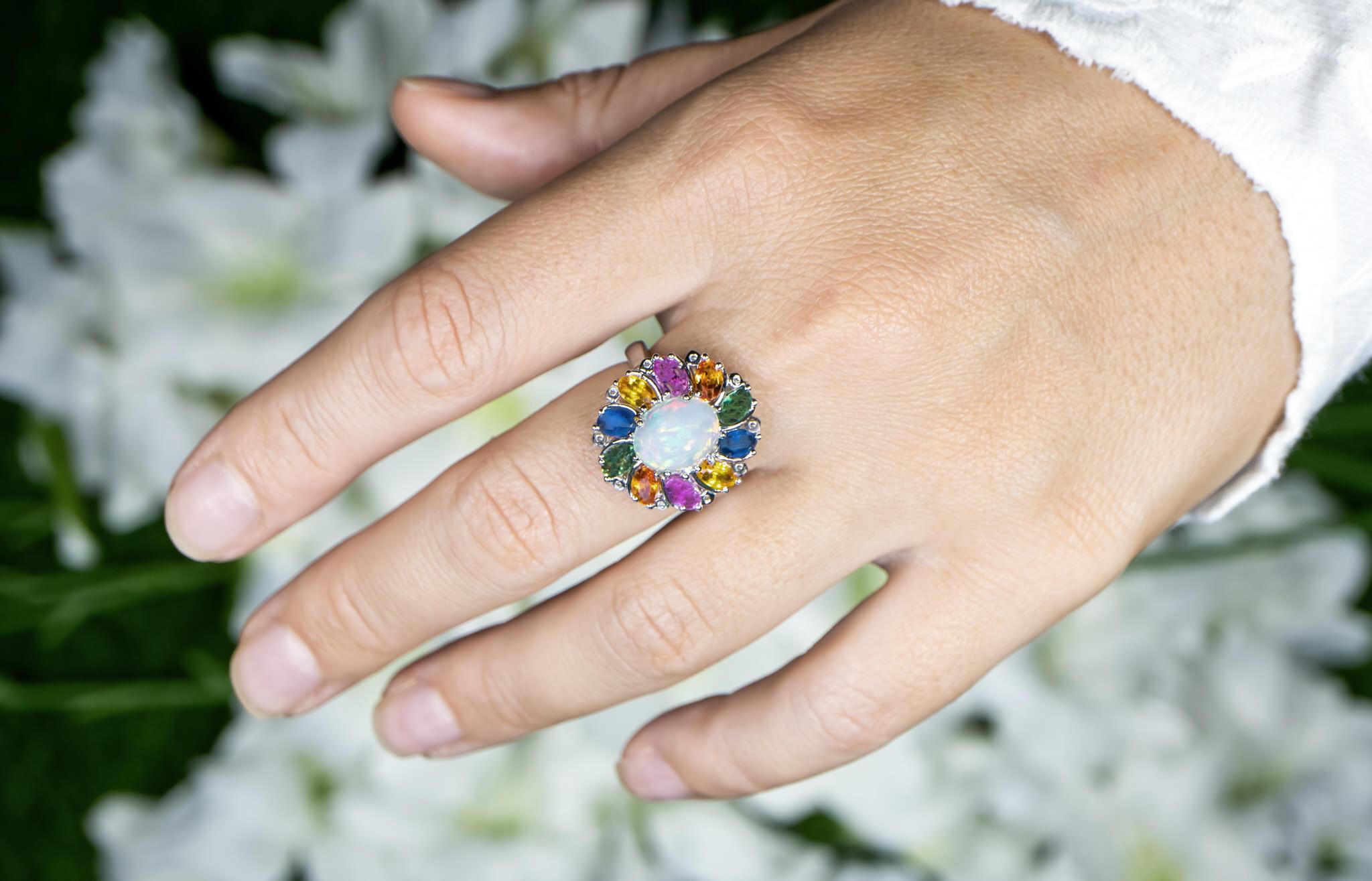Viene fornito con la valutazione gemmologica GG/AJP.
Tutte le pietre sono naturali
Opale etiope = 1.70 carati
Zaffiri multicolori = 2.20 carati
Diamanti = 0,05 Carati
Metallo: Argento massiccio
Misura dell'anello: 7* US
*Può essere ridimensionato in