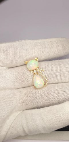 Ciondolo a forma di gatto in opale etiope in oro massiccio 14K