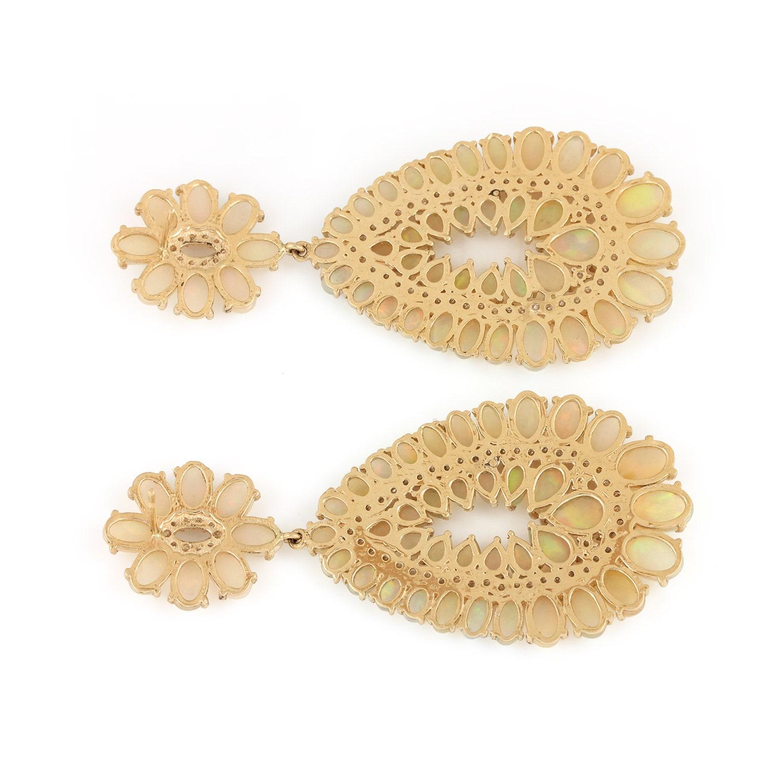 Orecchini a goccia in oro 14k con pave di diamanti naturali in opale etiope 1 coppia

Materiali: Oro, Pietra
Pietra preziosa: Opale
Posizione: Lobo dell'orecchio
Chiusura: Spingi indietro
Lunghezza: 63 millimetri
Larghezza: 28 millimetri


Peso