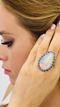 Anillo de oro amarillo de 18 quilates con ópalo etíope en forma de pera, zafiro azul y diamantes