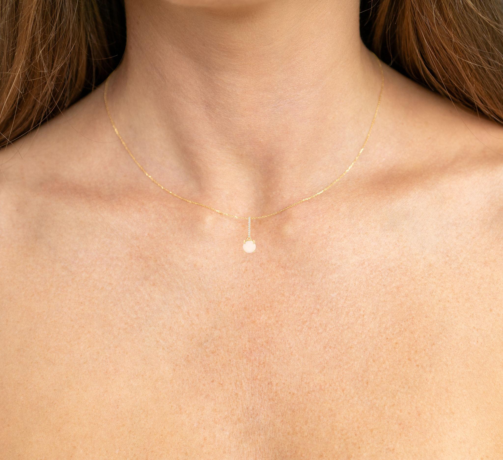 Il est accompagné d'une évaluation gemmologique par la GIA (GG/AJP).
Toutes les pierres précieuses sont naturelles.
Opale éthiopienne = 0.50 carats
11 diamants blancs = 0,04 carats
Métal : Or jaune 10K
Dimensions : 16 x 6 mm
Chaîne incluse : Or