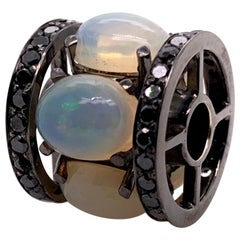 Ciondolo con opale etiope e diamanti neri in oro bianco 14k rodio nero
