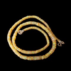 Collier à rangées de perles rondelles de tailles variées en argent sterling et opale d'Éthiopie