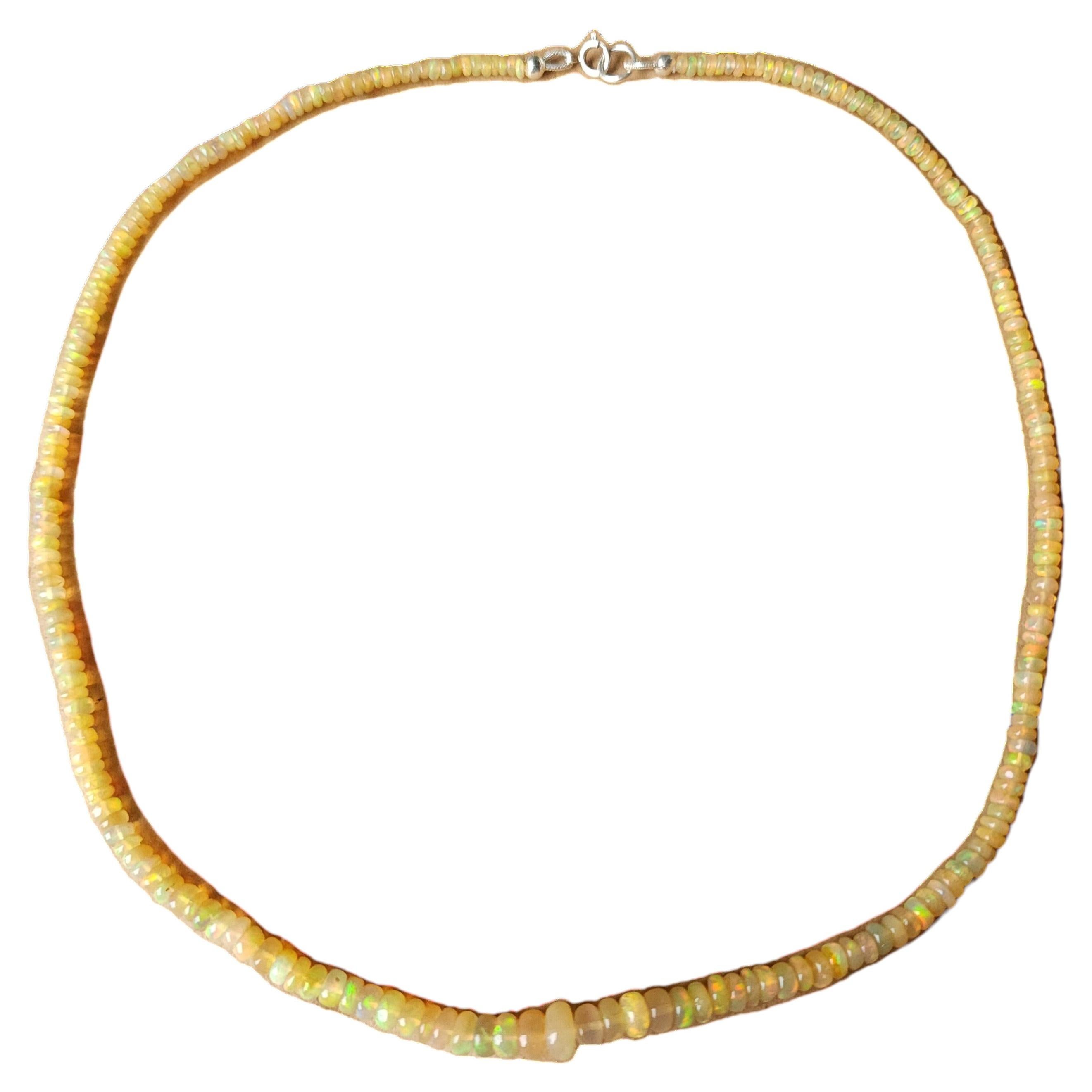 Collier à rangées de perles rondelles de tailles variées en argent sterling et opale d'Éthiopie en vente