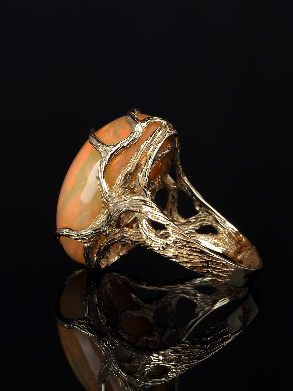 Ethiopian Opal Yellow Gold Ring Art Nouveau Style Iridescent Gemstone Jewelry In New Condition For Sale In Berlin, DE