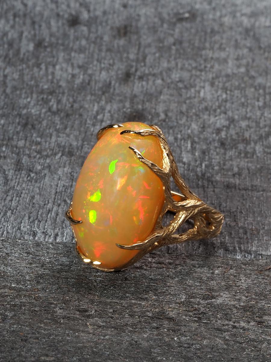 Ethiopian Opal Yellow Gold Ring Art Nouveau Style Iridescent Gemstone Jewelry In New Condition For Sale In Berlin, DE
