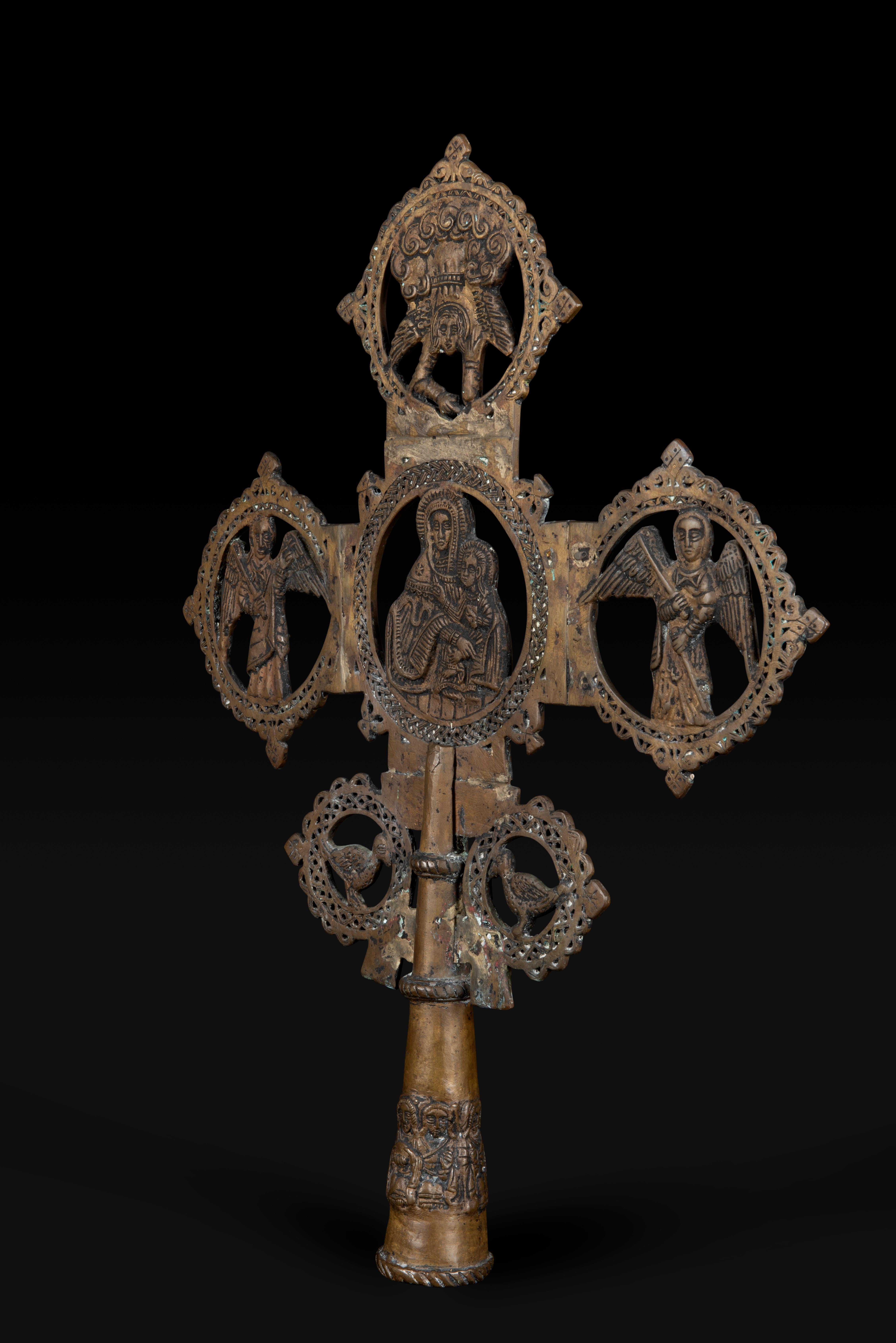 Cruz de Procesión Etíope: Una Herencia Sagrada y Artesanal.

Estructura y composición: Esta cruz procesional etíope, finamente elaborada, es rica en detalles iconográficos. Construido en metal, probablemente bronce o latón, presenta una estructura