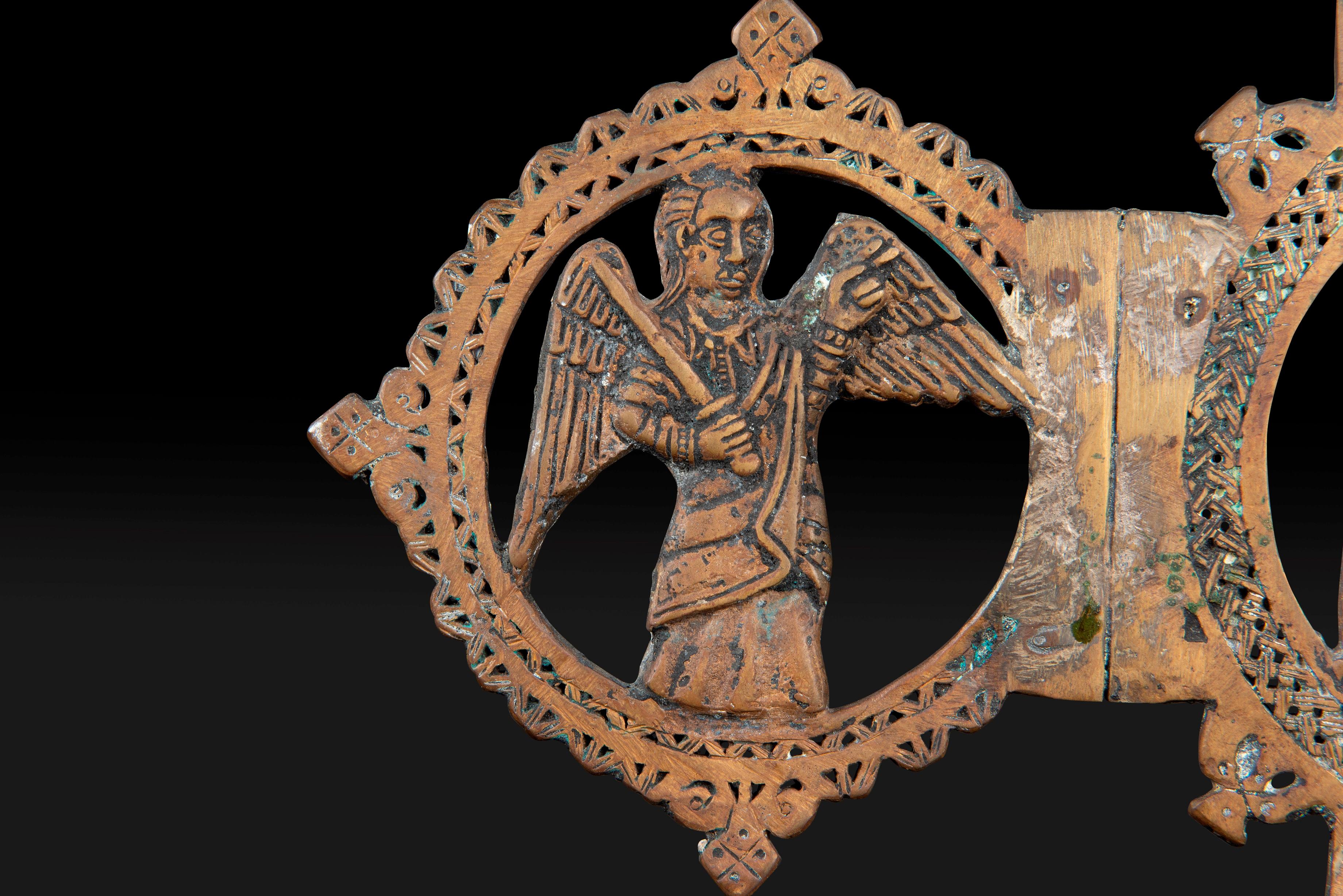 Cruz etíope de procesión: Herencia sagrada y artesanía Latón en venta