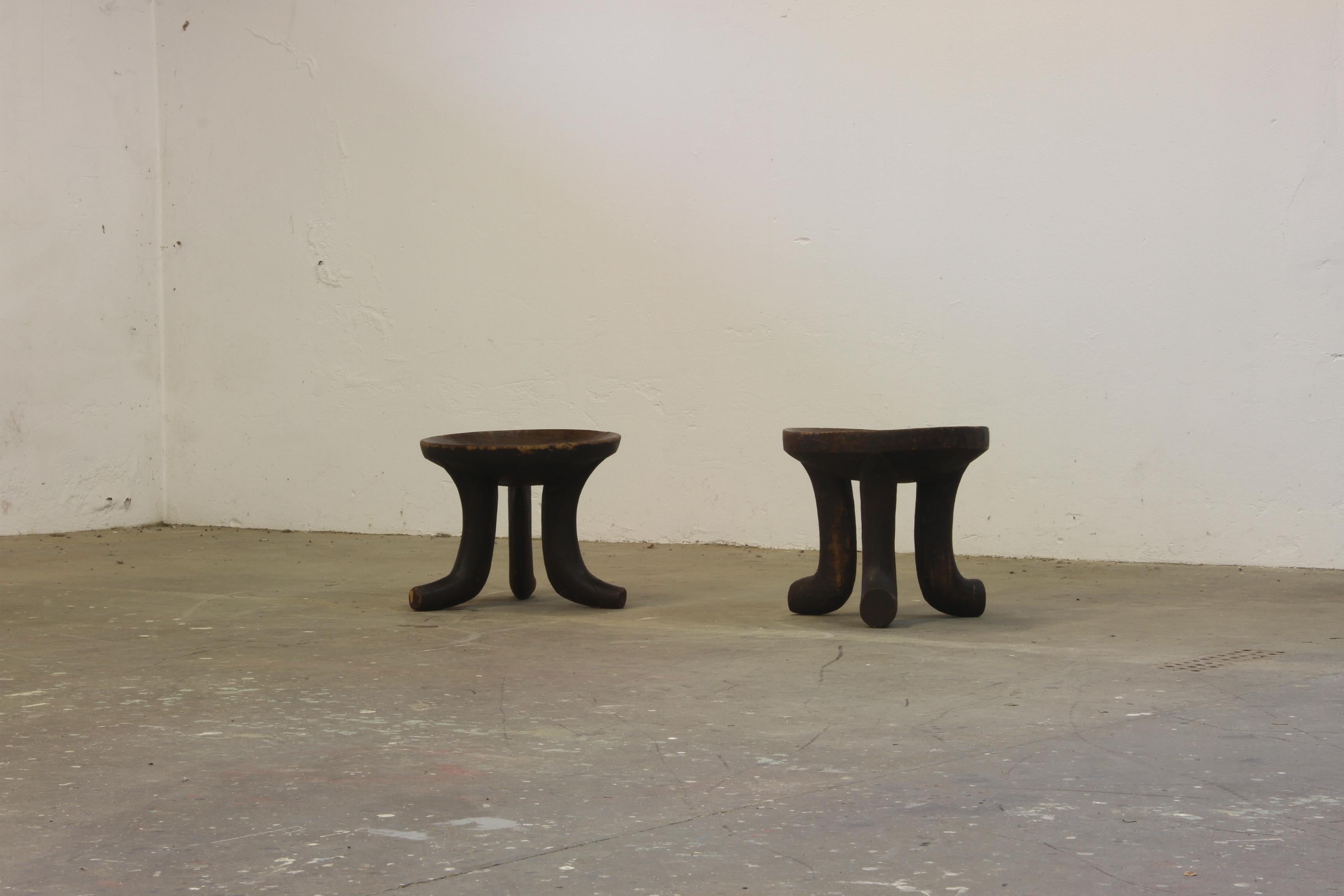 Tabouret original Oromo d'Éthiopie, sculpté à la main, début du 20e siècle. Fabriqué à partir d'une seule pièce de bois, il est doté d'une assise en forme de cuvette joliment incurvée, soutenue par trois pieds robustes.

Avec sa riche patine et son