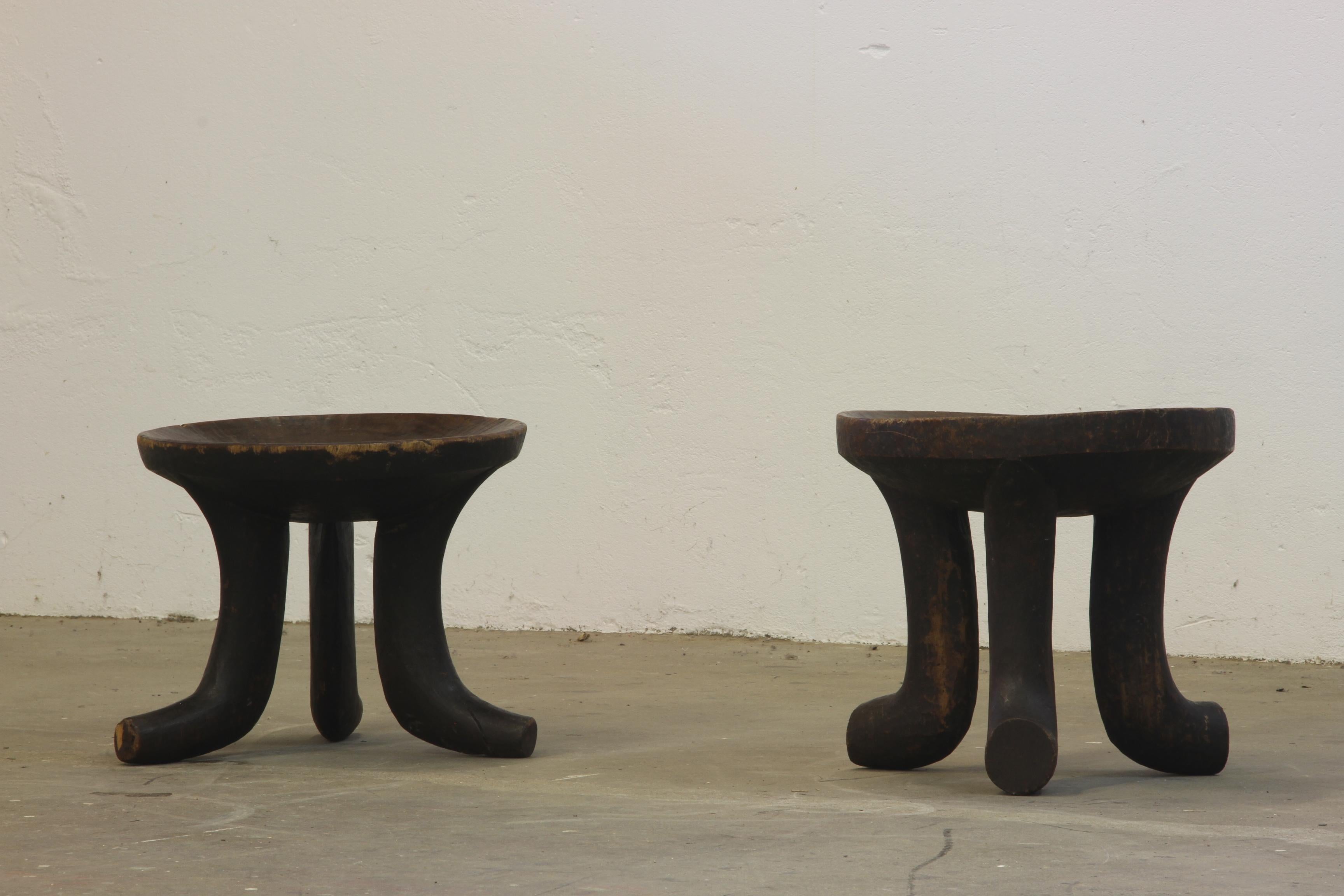 Tribal Tabourets éthiopiens, d'Afrique Chaise 'Oromo' Trois pieds sculptés à la main en vente
