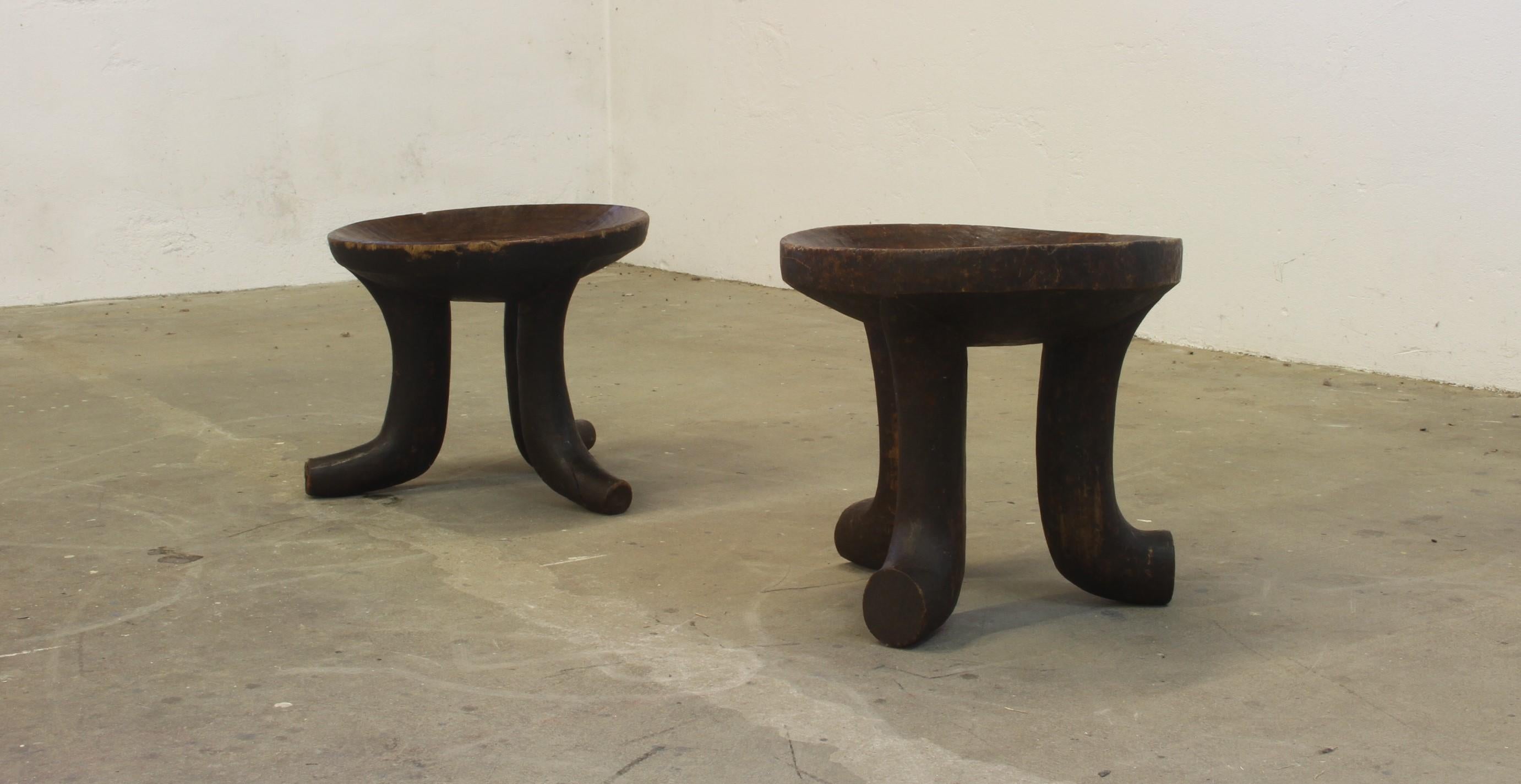 Éthiopien Tabourets éthiopiens, d'Afrique Chaise 'Oromo' Trois pieds sculptés à la main en vente