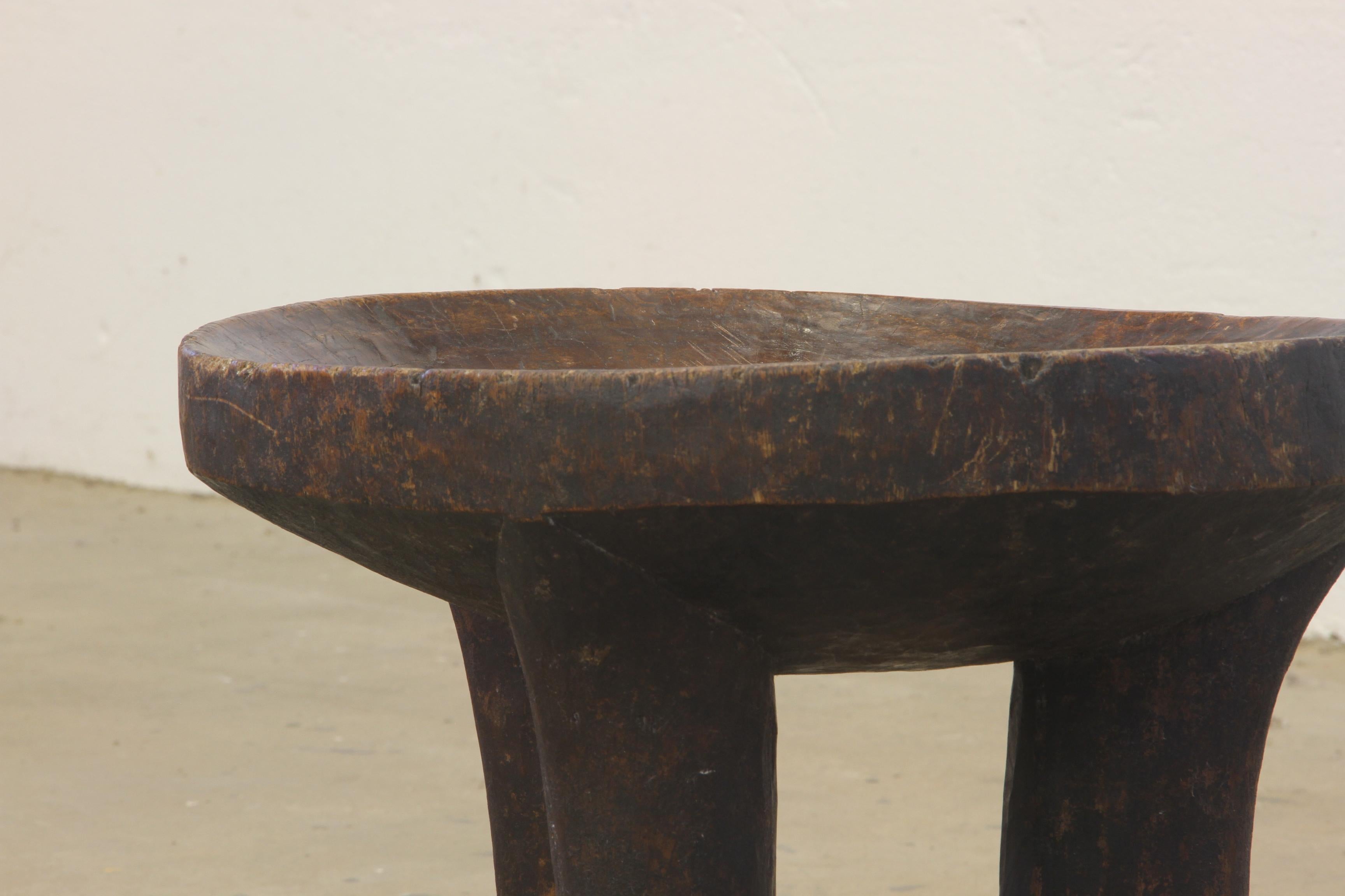 Sculpté à la main Tabourets éthiopiens, d'Afrique Chaise 'Oromo' Trois pieds sculptés à la main en vente
