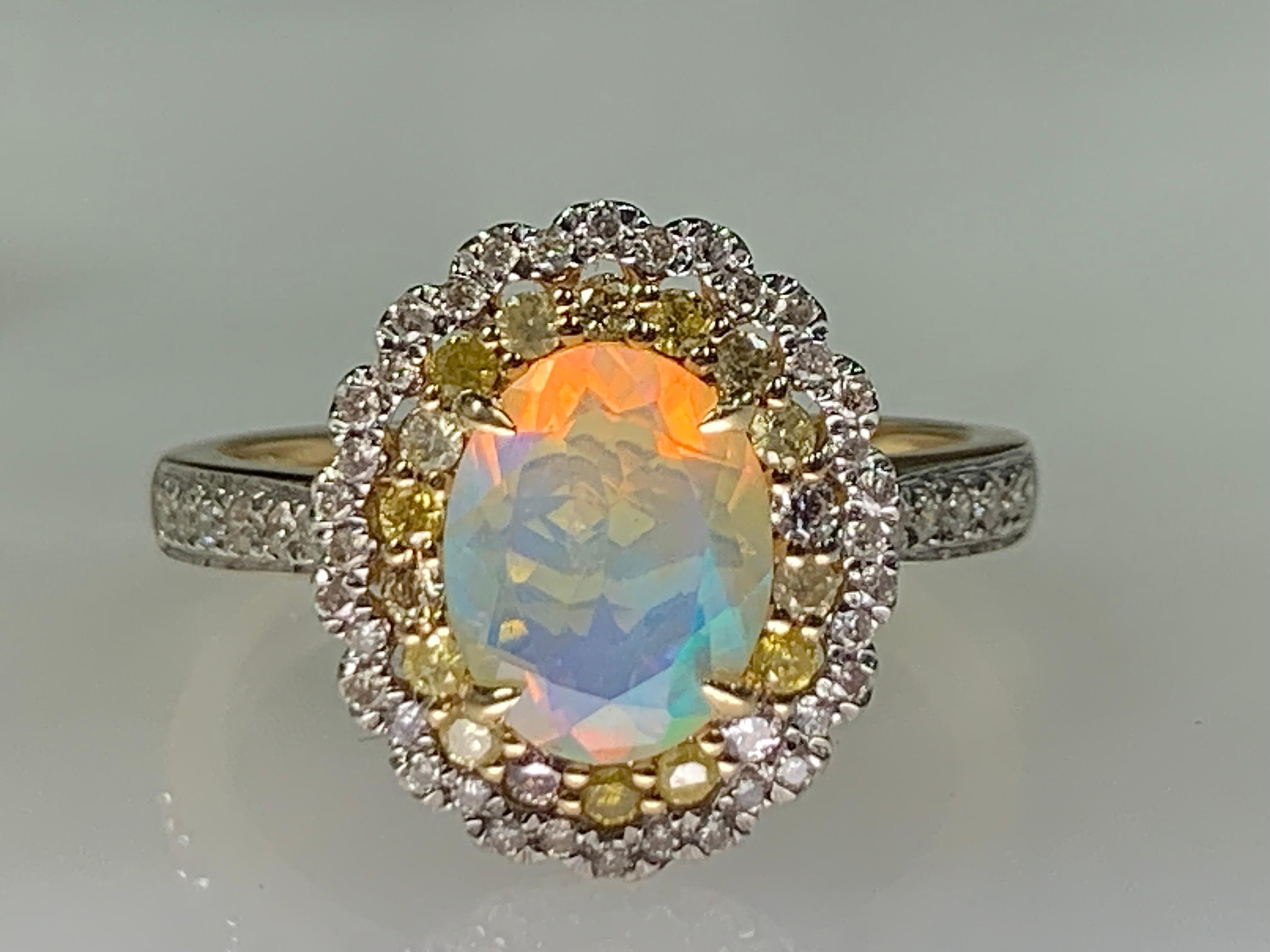 Beleuchten Sie Ihre Abende mit dem hypnotisierenden Glanz unseres äthiopischen Welo-Opal-Diamantrings. Ein wahrhaft bemerkenswertes Schmuckstück in üppigem 14-karätigem Gelbgold, das in der Mitte einen faszinierenden äthiopischen Welo-Opal
