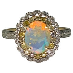 Anillo de diamantes con ópalo Welo etíope en oro amarillo de 14 quilates Talla Cocktail Halo