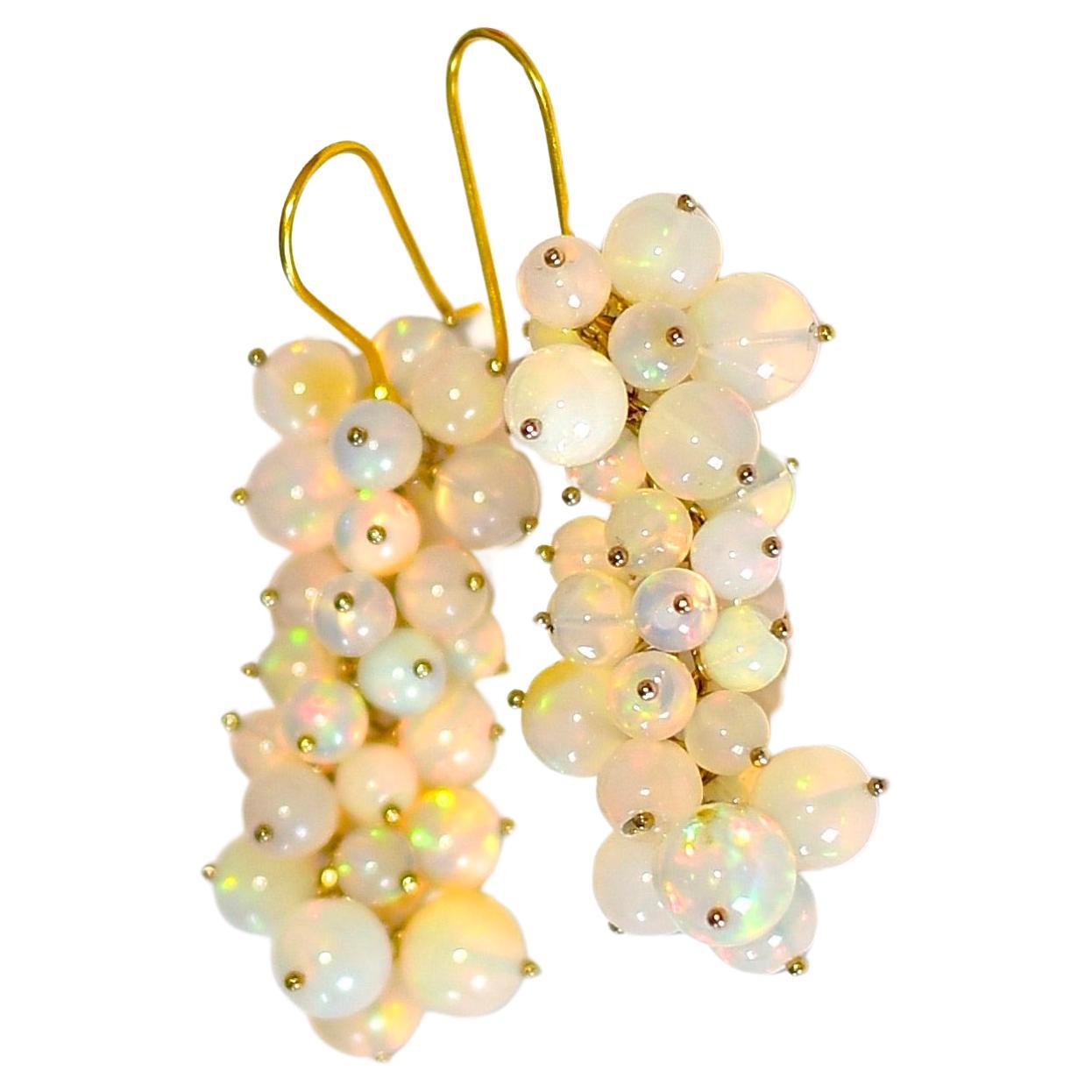 Boucles d'oreilles en or jaune massif 18K et opale blanche d'Éthiopie 