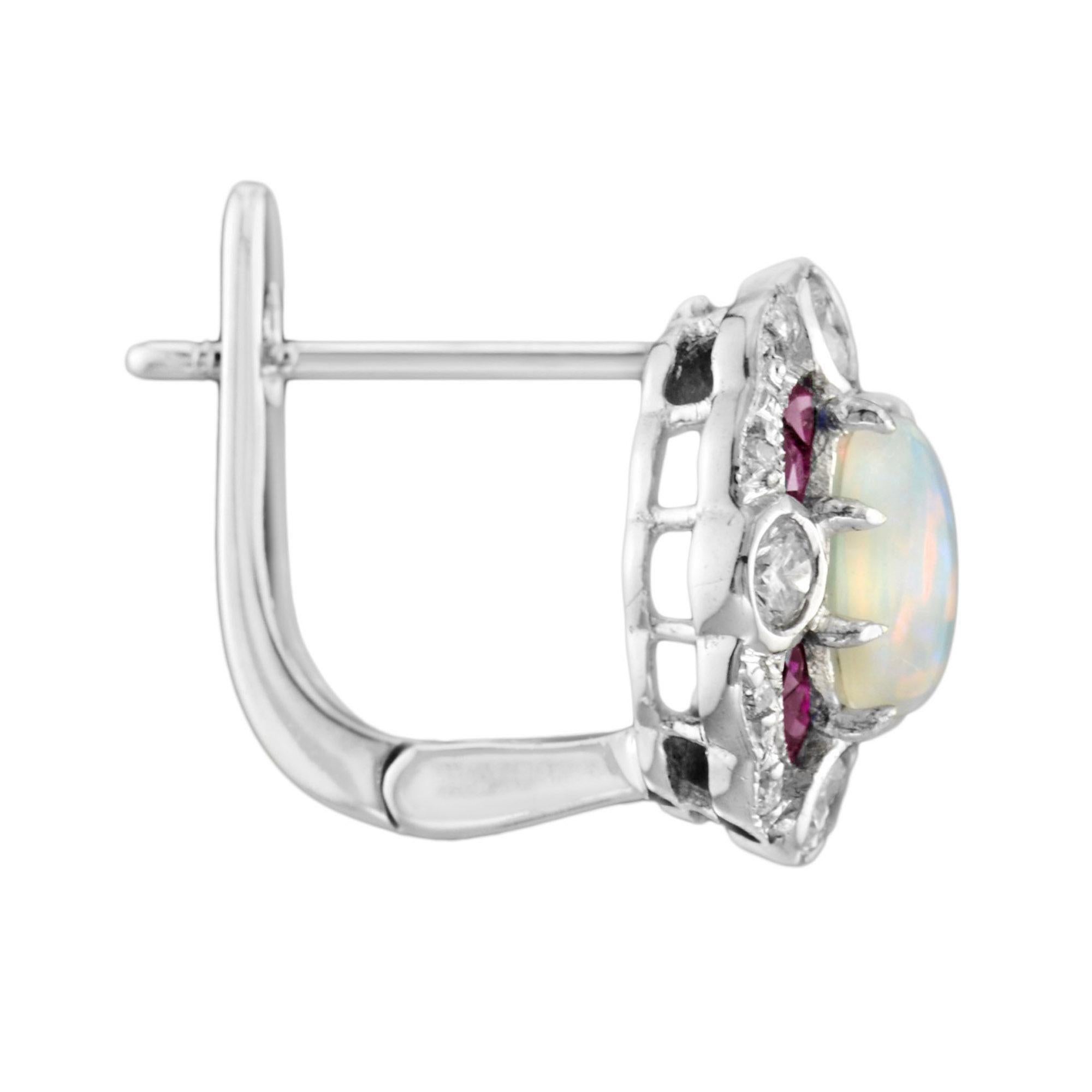 Ajoutez une touche d'élégance à votre look avec ces boucles d'oreilles en opale, rubis et diamants véritables de forme ovale. Cette magnifique paire de boucles d'oreilles est ornée d'une véritable opale de taille ovale, rehaussée d'un halo de rubis