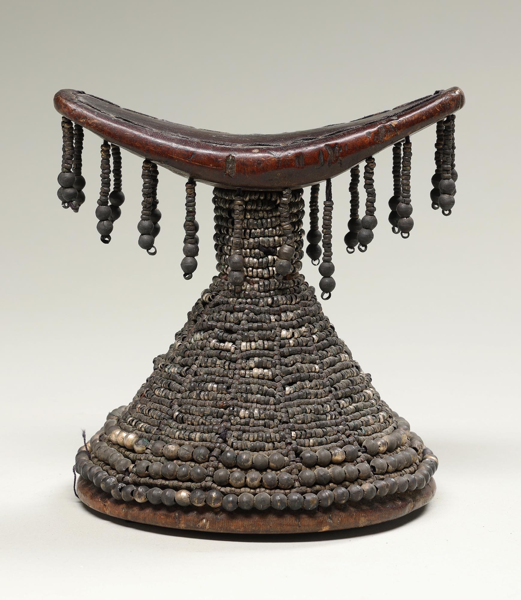 Reposacabezas etíope de madera con cuentas y colgantes de metal blanco plateado, África Tribal en venta