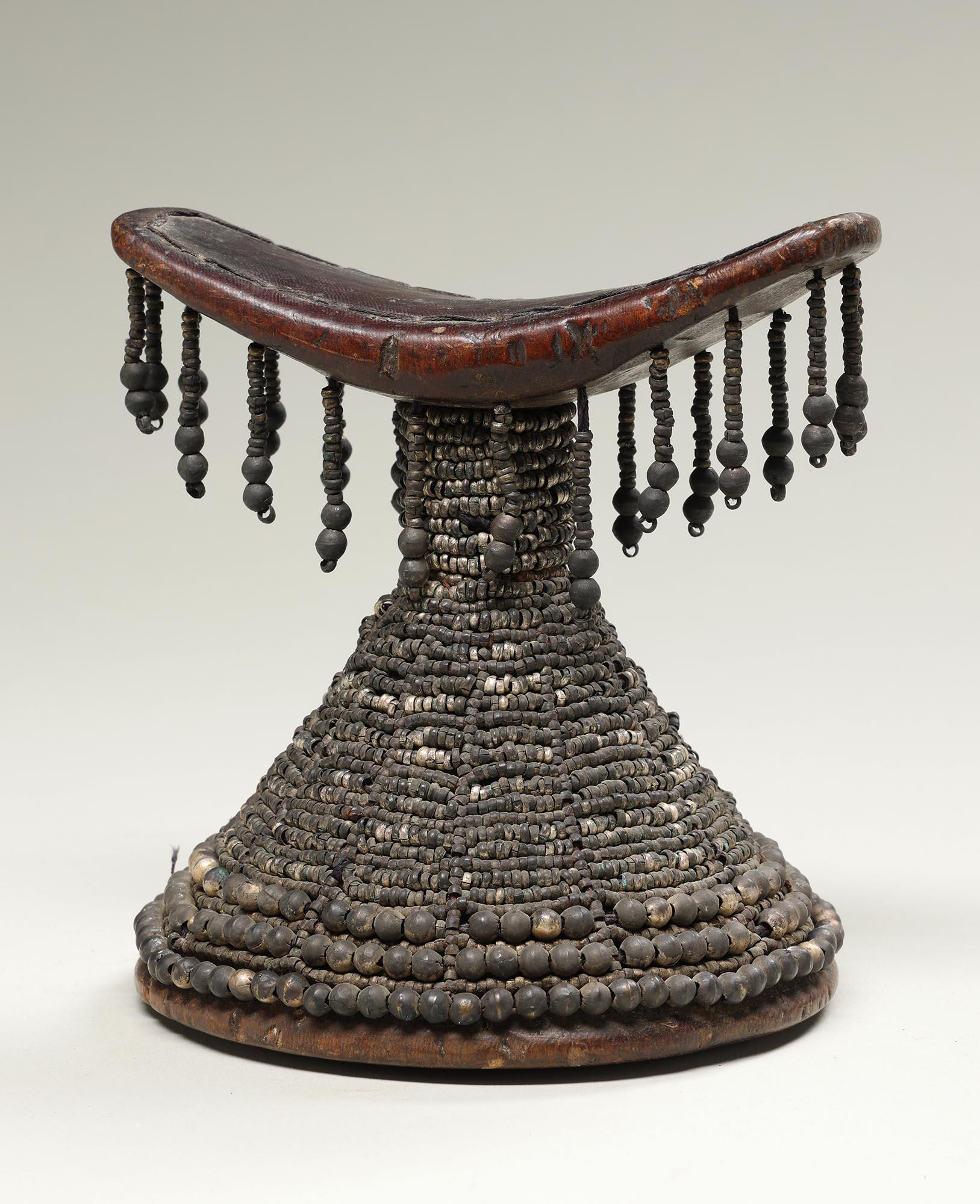 Reposacabezas etíope de madera con cuentas y colgantes de metal blanco plateado, África Tallado a mano en venta