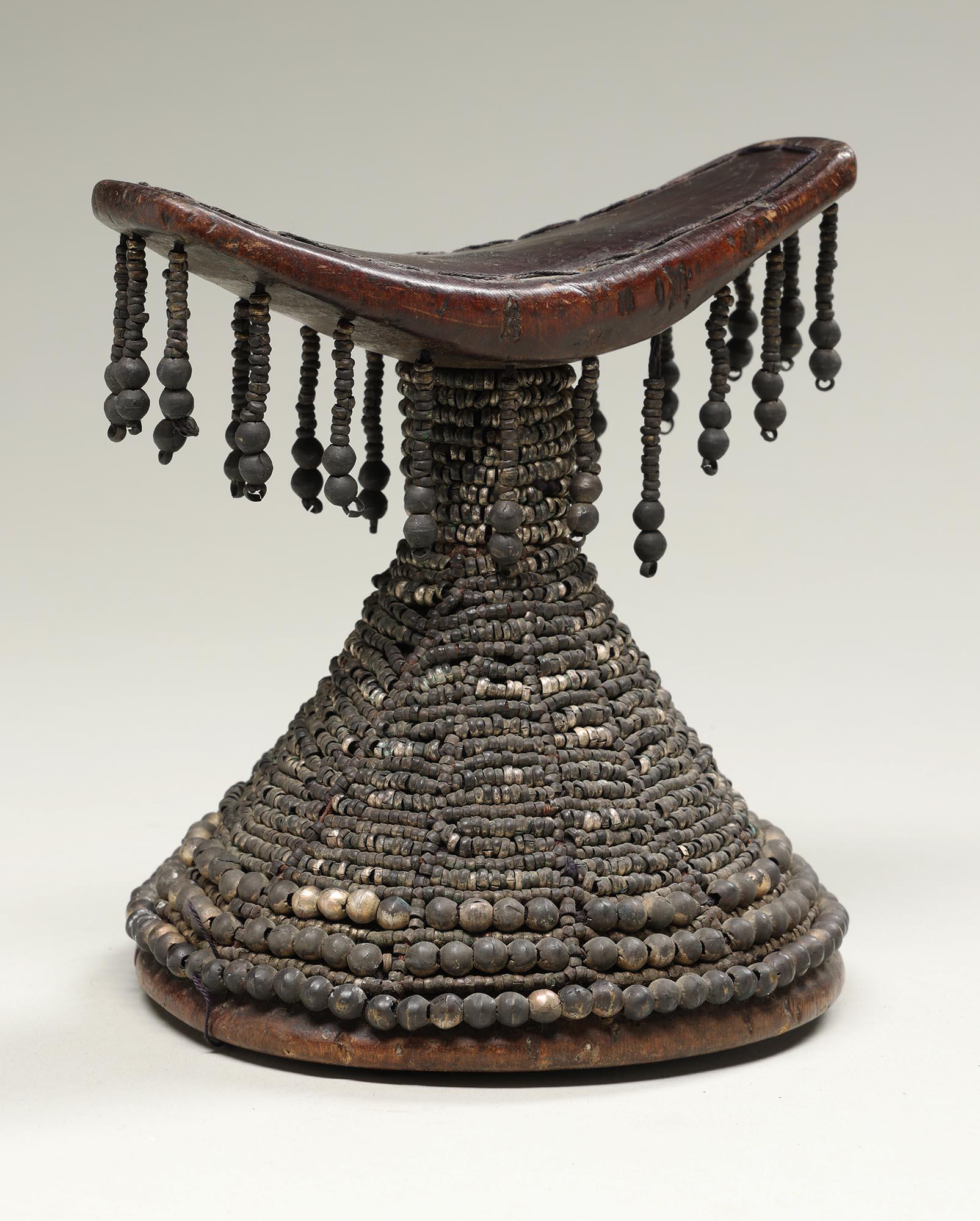 Reposacabezas etíope de madera con cuentas y colgantes de metal blanco plateado, África en Bastante bueno estado para la venta en Point Richmond, CA