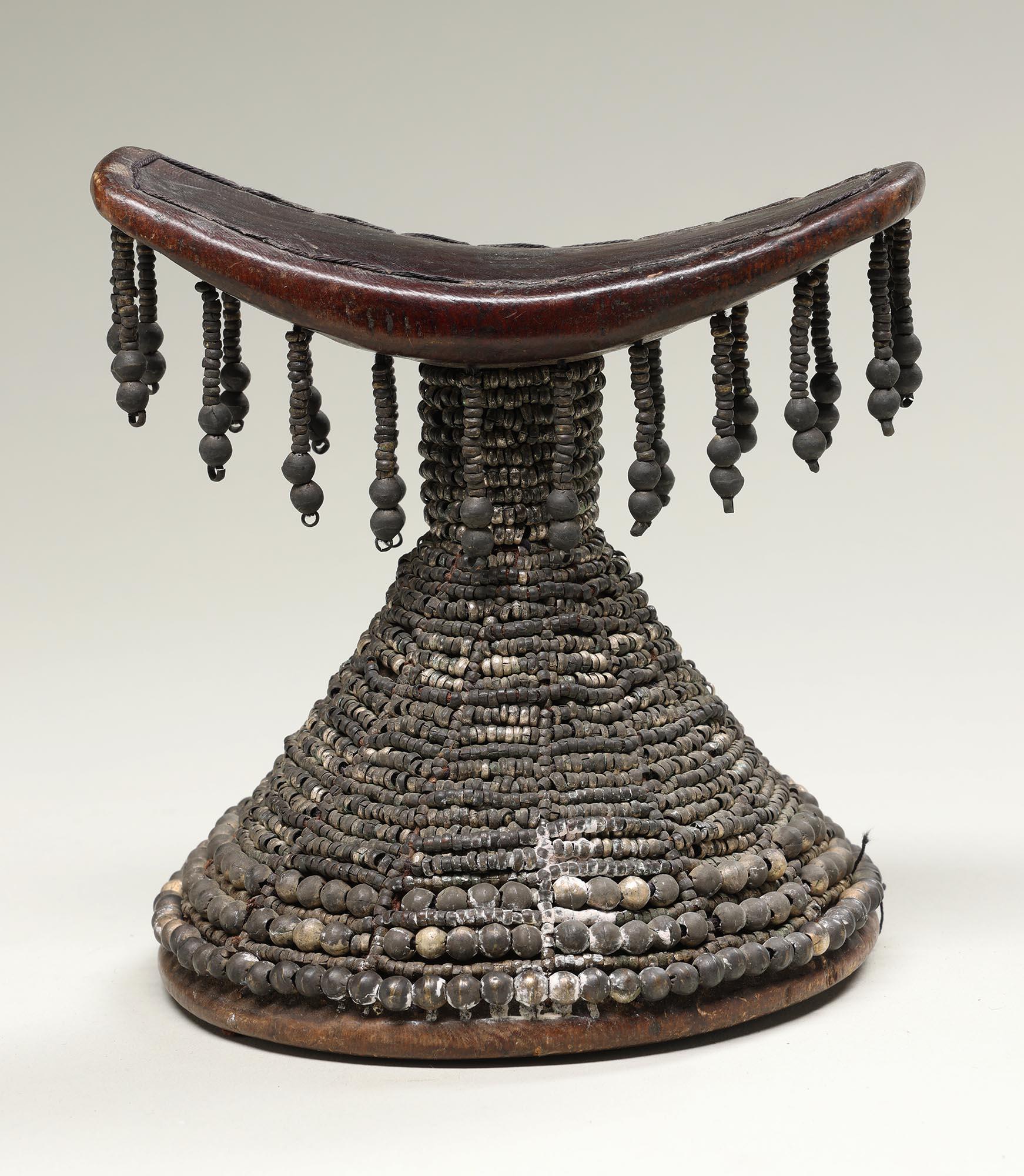 Reposacabezas etíope de madera con cuentas y colgantes de metal blanco plateado, África Madera en venta