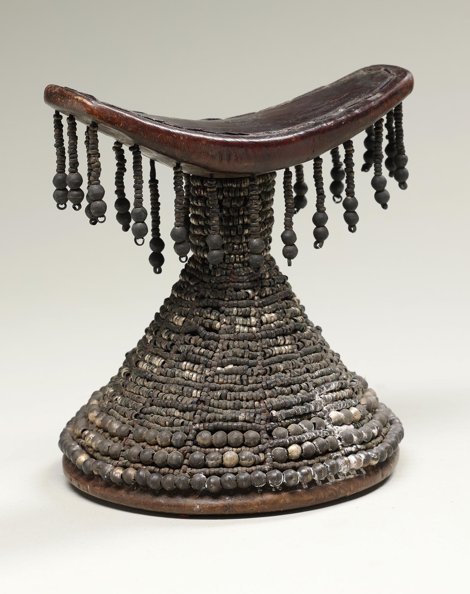 Reposacabezas etíope de madera con cuentas y colgantes de metal blanco plateado, África en venta 1
