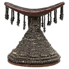 Poggiatesta etiope in Wood con perline e pendagli in metallo bianco e argento, Africa
