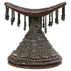 Reposacabezas etíope de madera con cuentas y colgantes de metal blanco plateado, África Reposacabezas etíope de madera con cuentas y colgantes de metal blanco plateado, África
