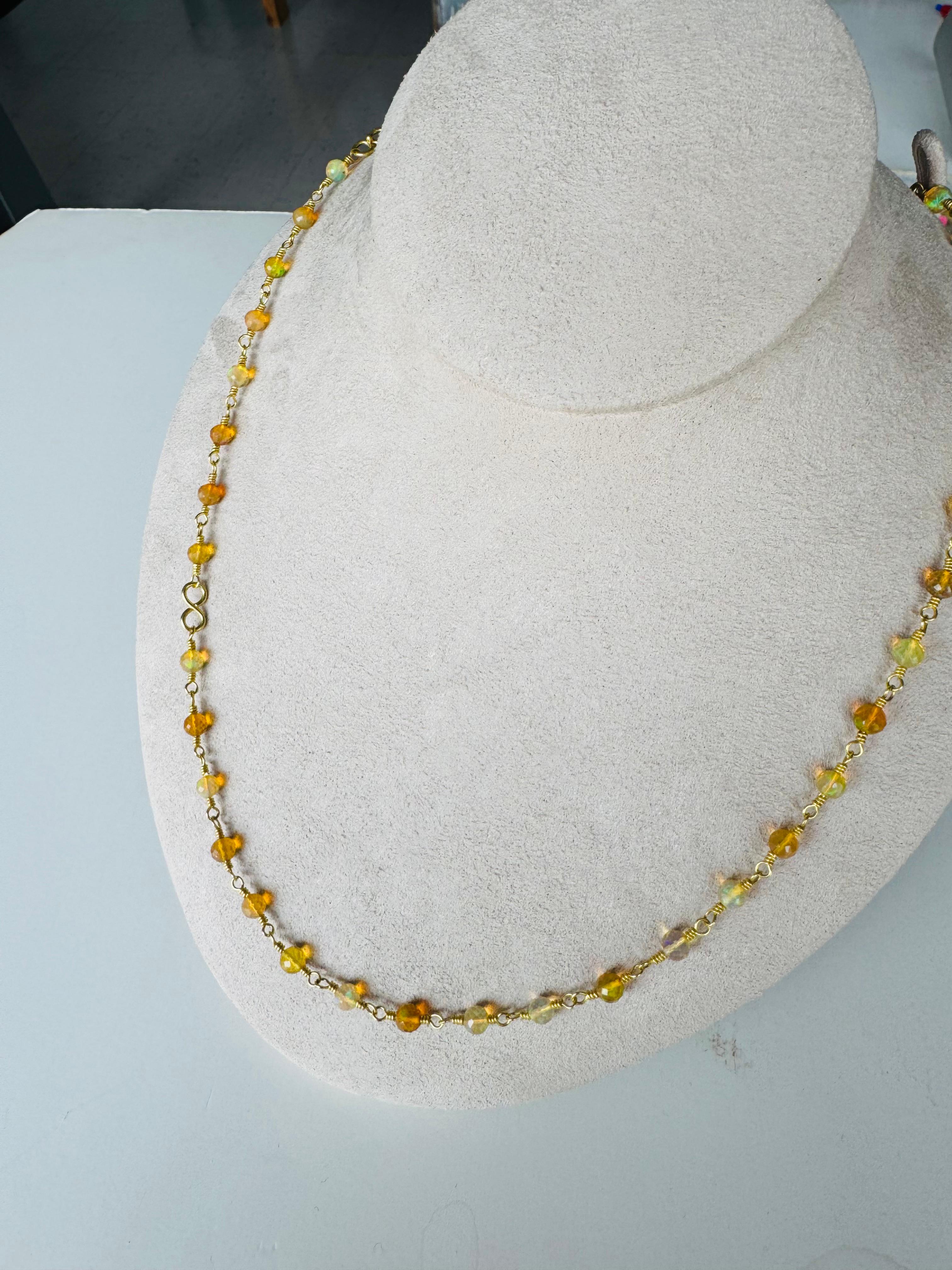 Opali etiopi sfaccettati montati su maglie realizzate a mano. I deliziosi Opali, per lo più di colore arancione, brillano con lampi di verde e blu e scintillano grazie alle sfaccettature.
Nell'antica Roma gli Opali erano considerati un simbolo di