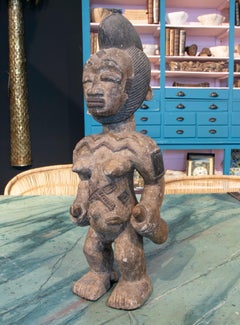 Afrikanische handgeschnitzte Holzfigur einer stehenden Frau aus den 1990er Jahren, ethnische Skulptur