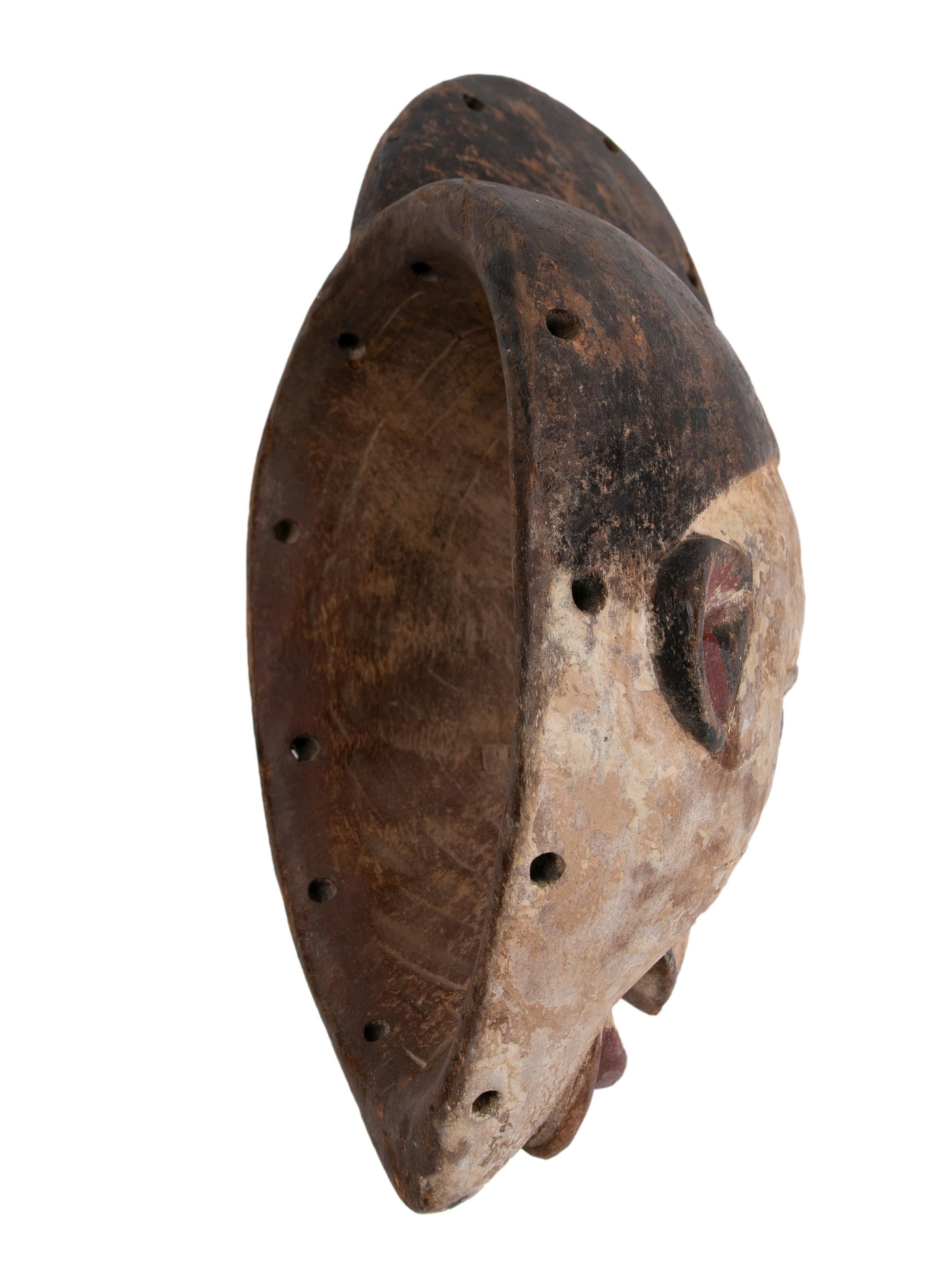 Ethnic 1990s African Hand Carved Wooden 2-Tone Ceremonial Tribal Mask In Good Condition In Marbella, ES