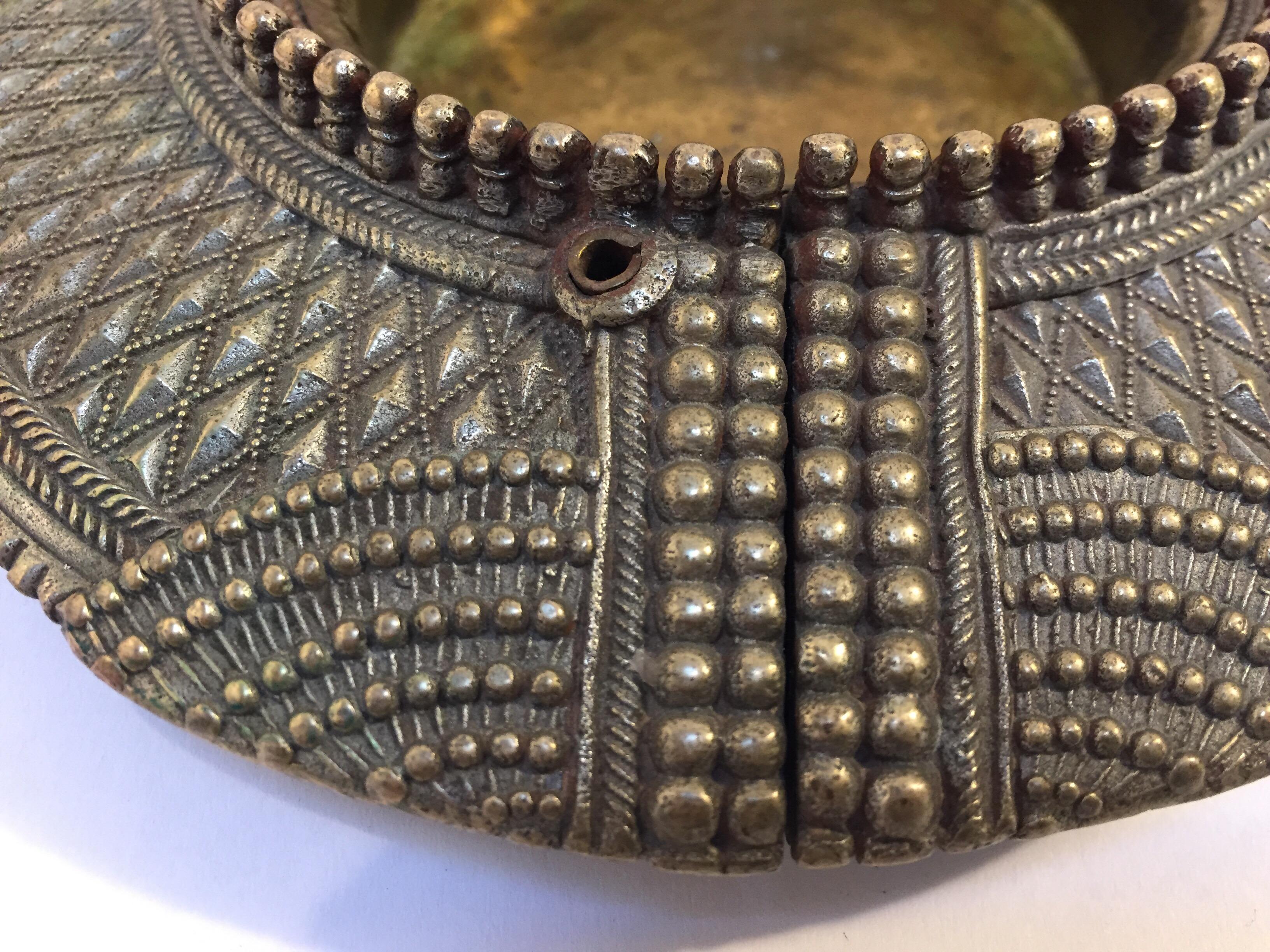 Bracelet traditionnel ancien à chevilles en laiton ethnique d'Inde Vide Poche en vente 8