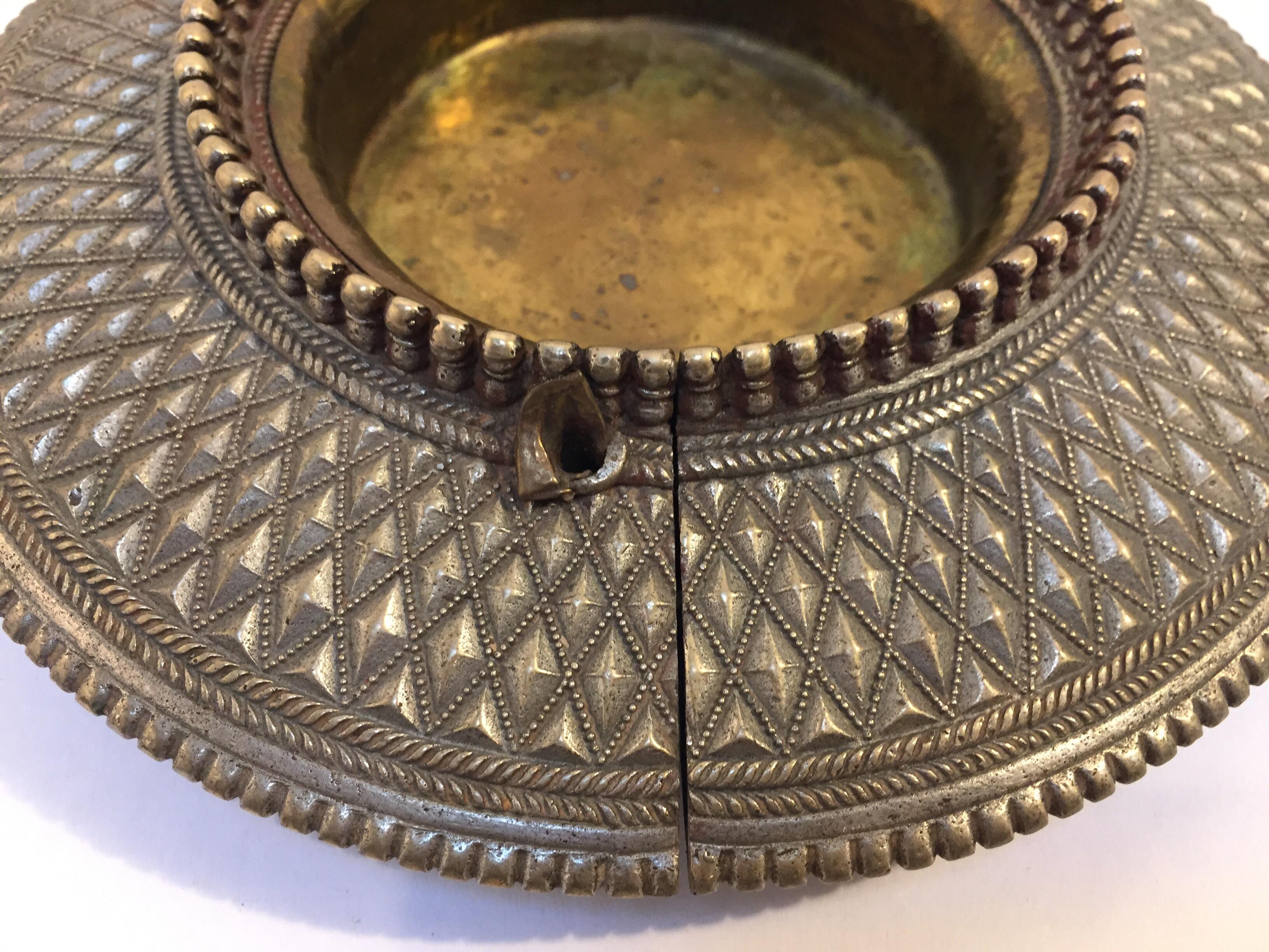Anglo Raj Bracelet traditionnel ancien à chevilles en laiton ethnique d'Inde Vide Poche en vente