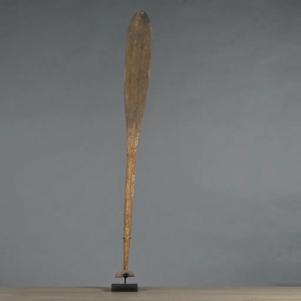 Dieses authentische, geschnitzte Holzpaddel aus Borneo aus dem 18. bis 19. Jahrhundert wurde einst von den Fischern als Opfergabe an das Meer verwendet, um sich reiche Gewässer zu sichern. Das 140 cm hohe Unikat weist eine schöne natürliche Patina