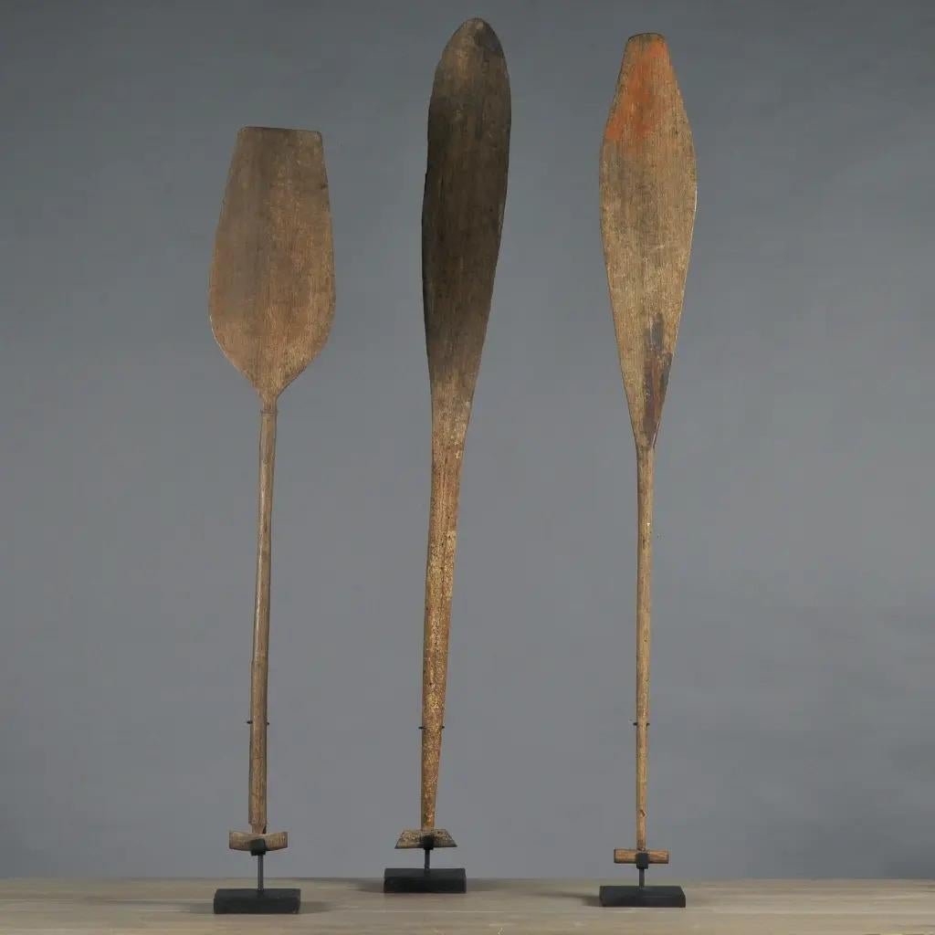 Ethnisch geschnitztes Holzpaddel auf Ständer, natürliche Patina, Borneo, 18.-19. Jh. (Stammeskunst) im Angebot