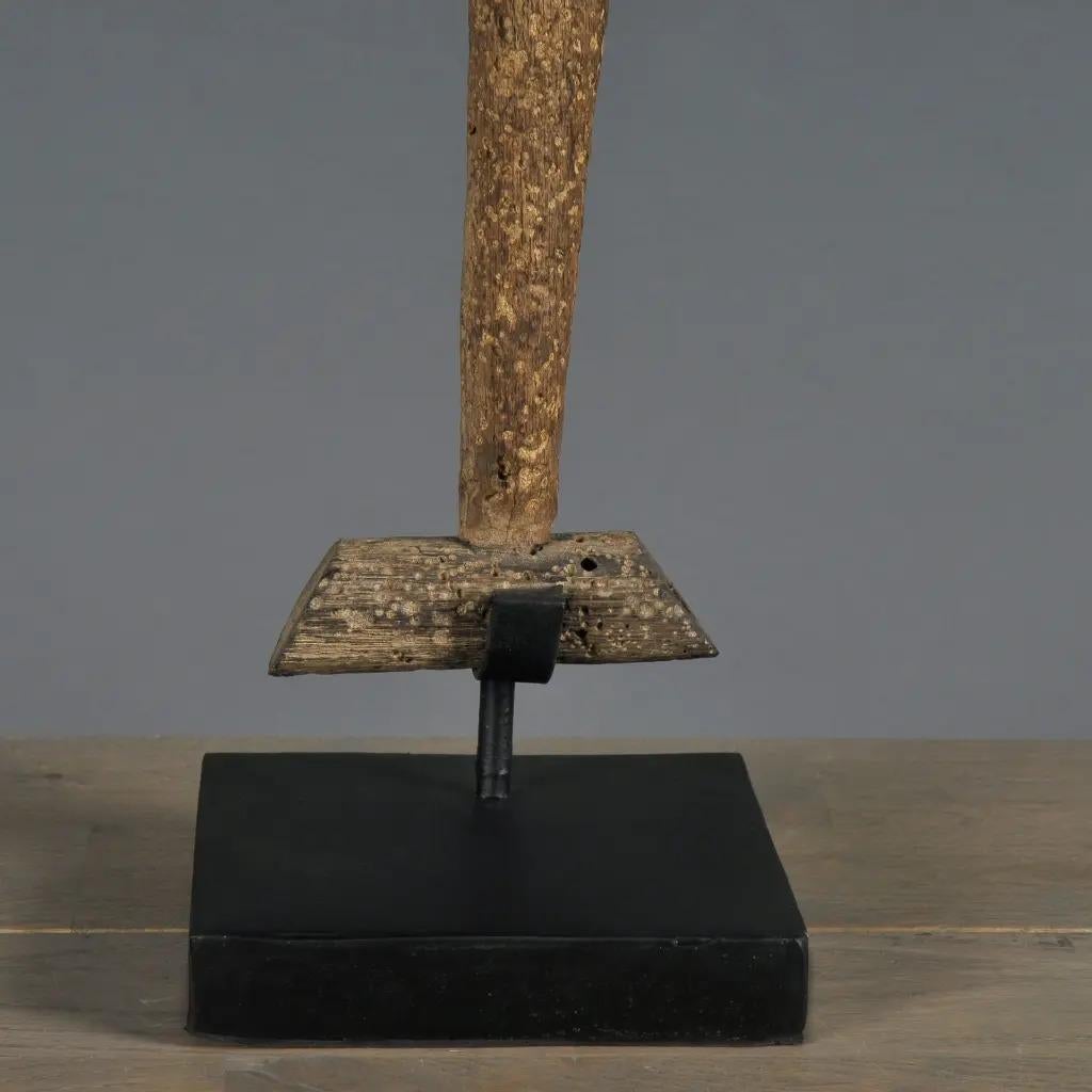 Ethnisch geschnitztes Holzpaddel auf Ständer, natürliche Patina, Borneo, 18.-19. Jh. (Handgeschnitzt) im Angebot