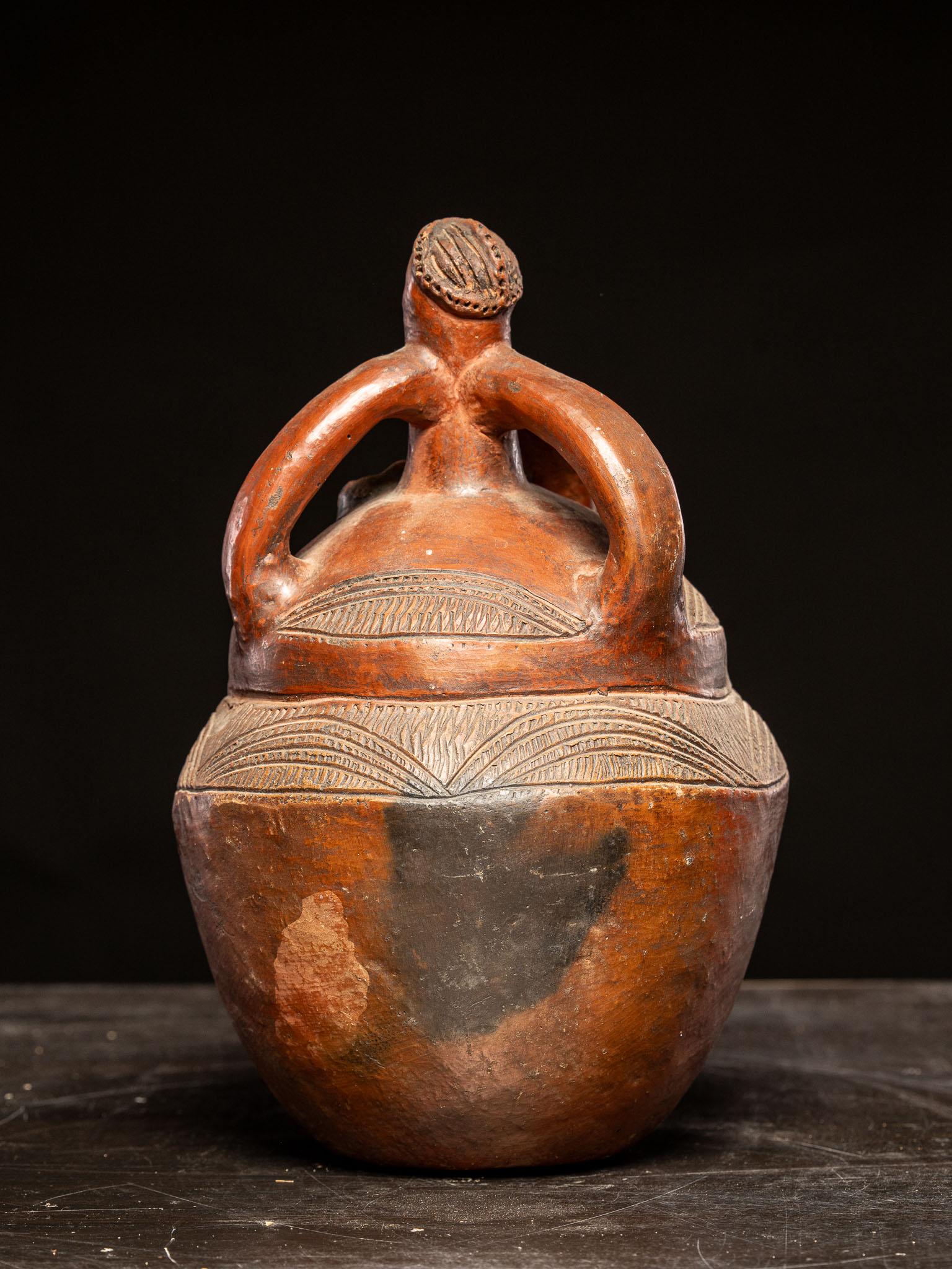 Ethnic Design-Anthropomorphic ceramic vessel, Luba People, DRC. (Kongolesisch) im Angebot