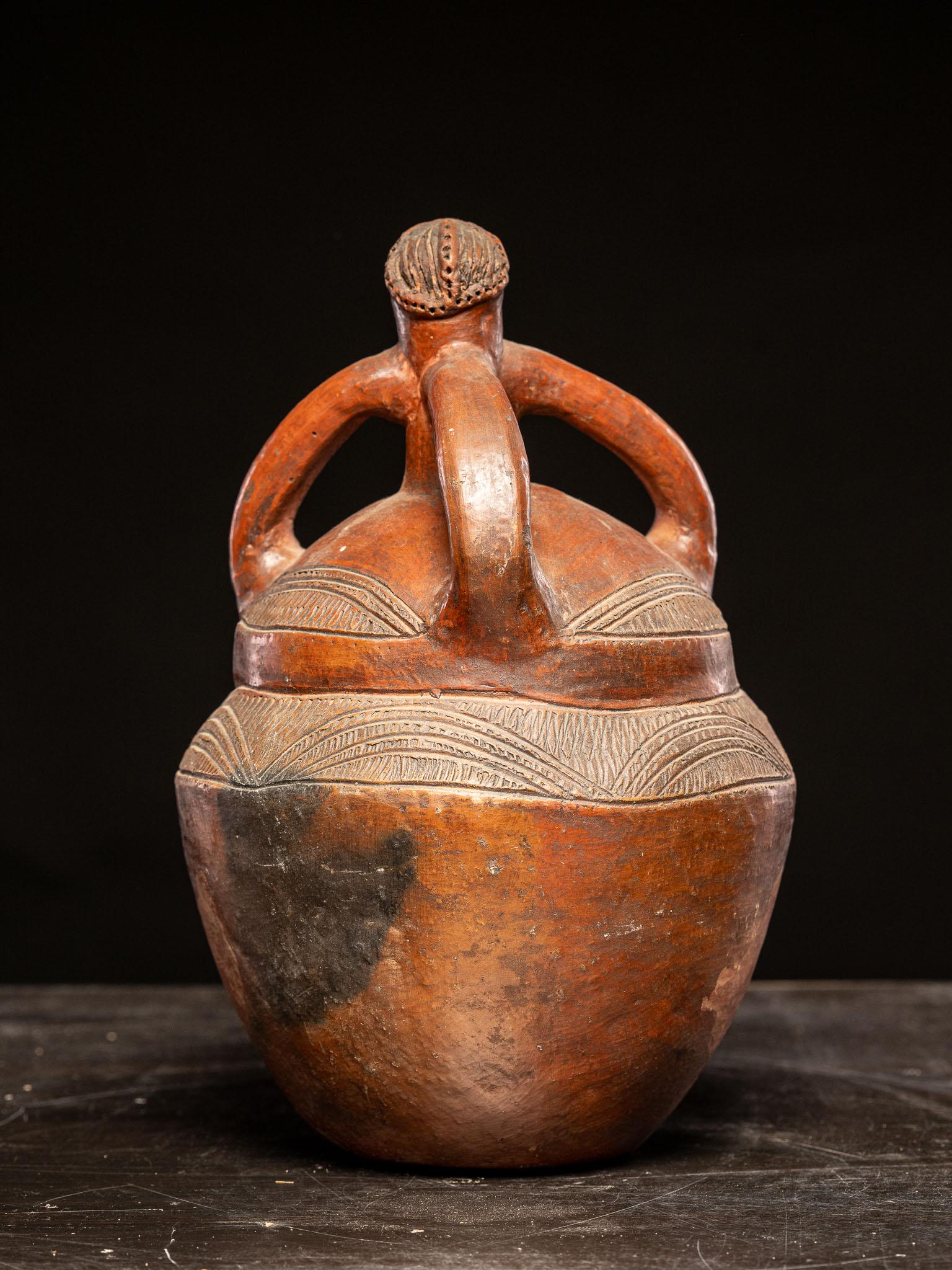 Ethnic Design-Anthropomorphic ceramic vessel, Luba People, DRC. (Handgefertigt) im Angebot