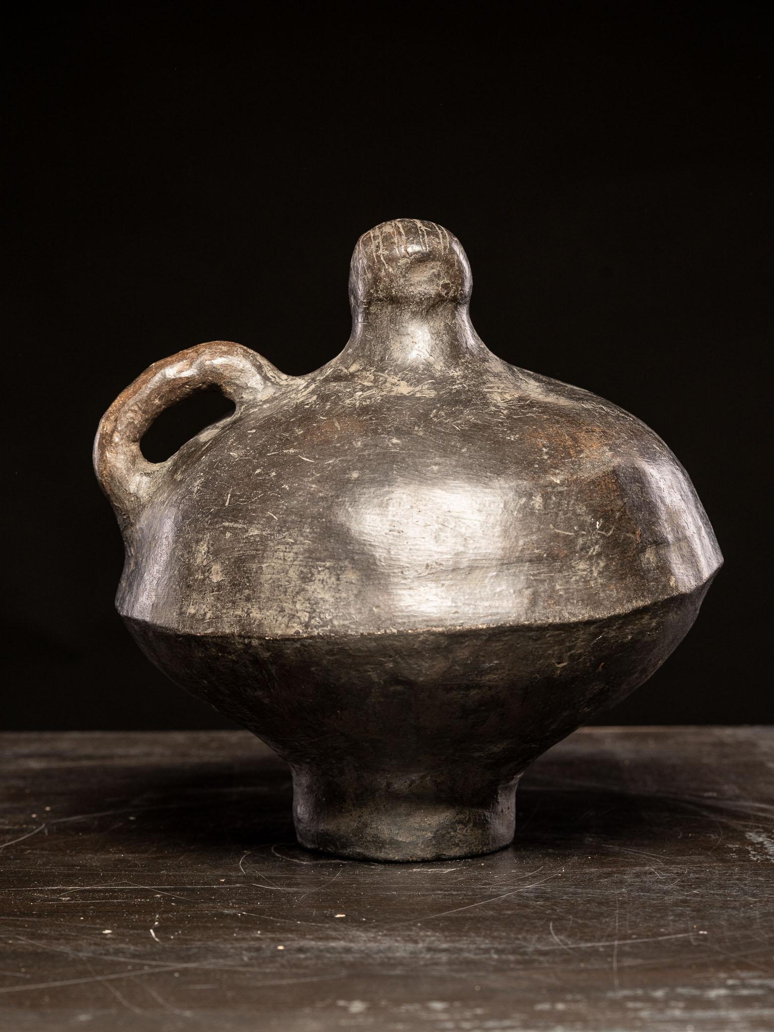 Ethnic Design-Anthropomorphic ceramic vessel, Luba People, DRC. In Good Condition For Sale In Leuven , BE