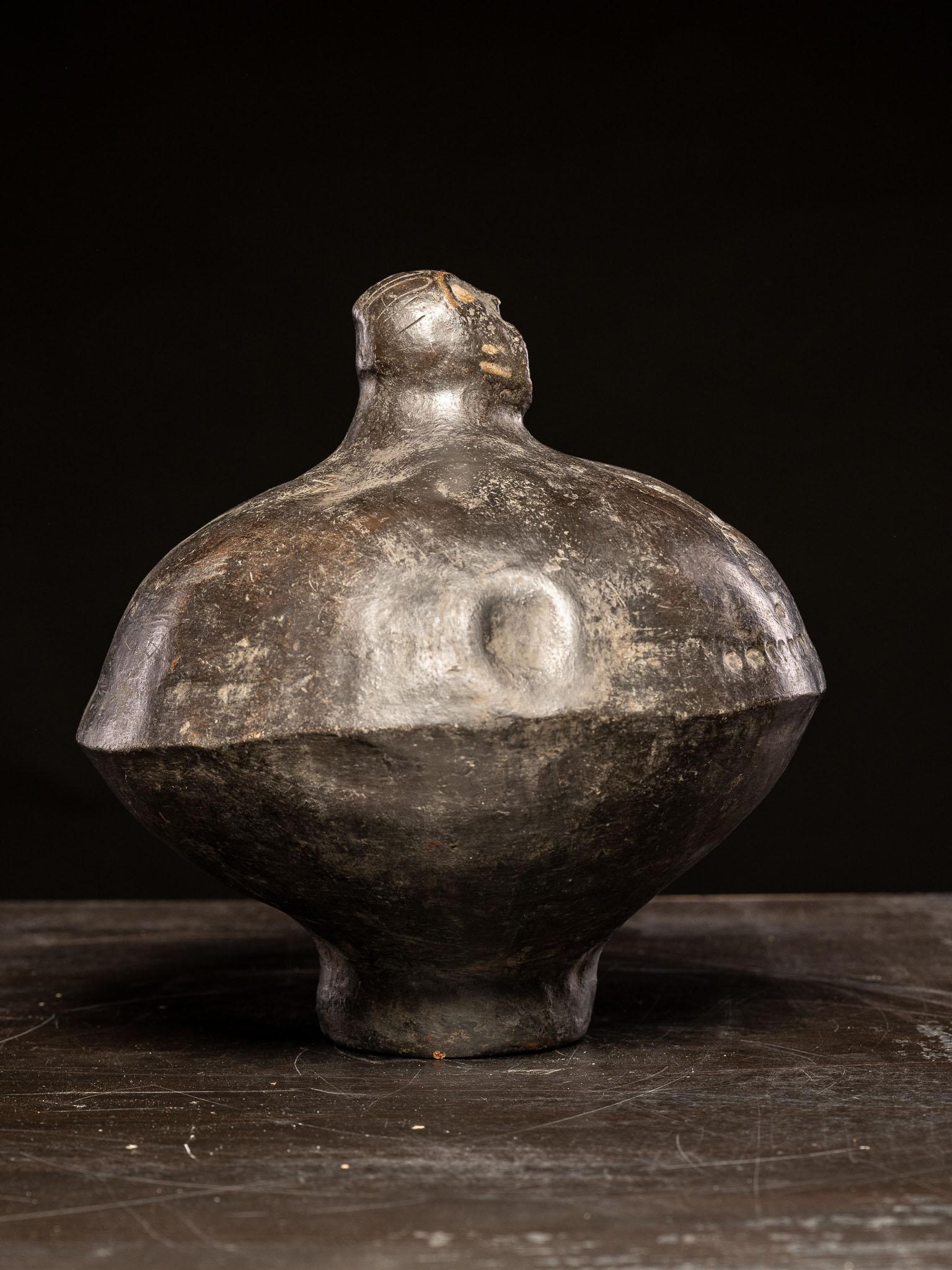 Terracotta Ethnic Design-Anthropomorphic ceramic vessel, Luba People, DRC. For Sale