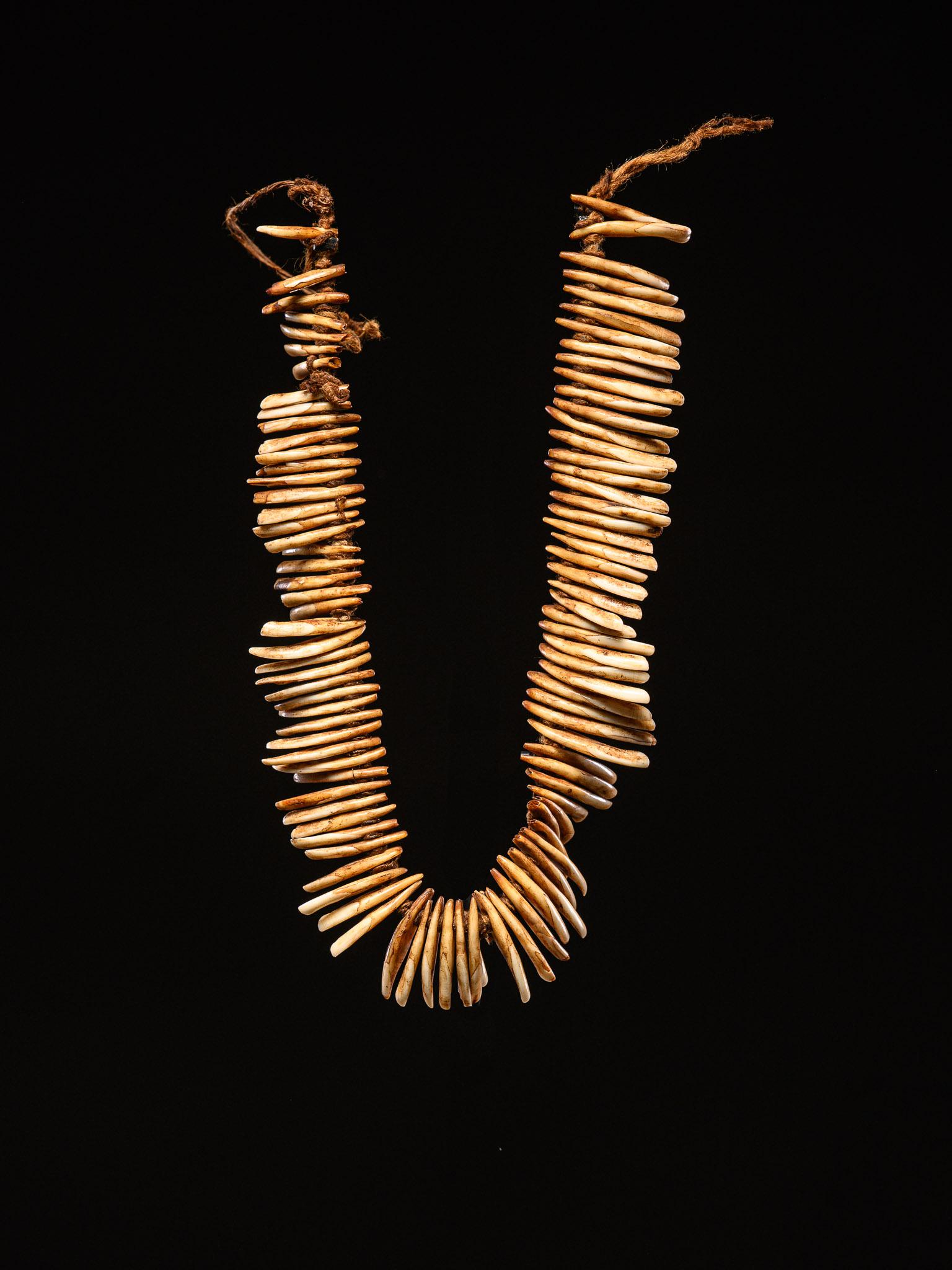 Ethnische Design-Authentische Halskette Simbu ( Chimbu) Provinz, Mount Wilhelm, PNG. (Handgefertigt) im Angebot