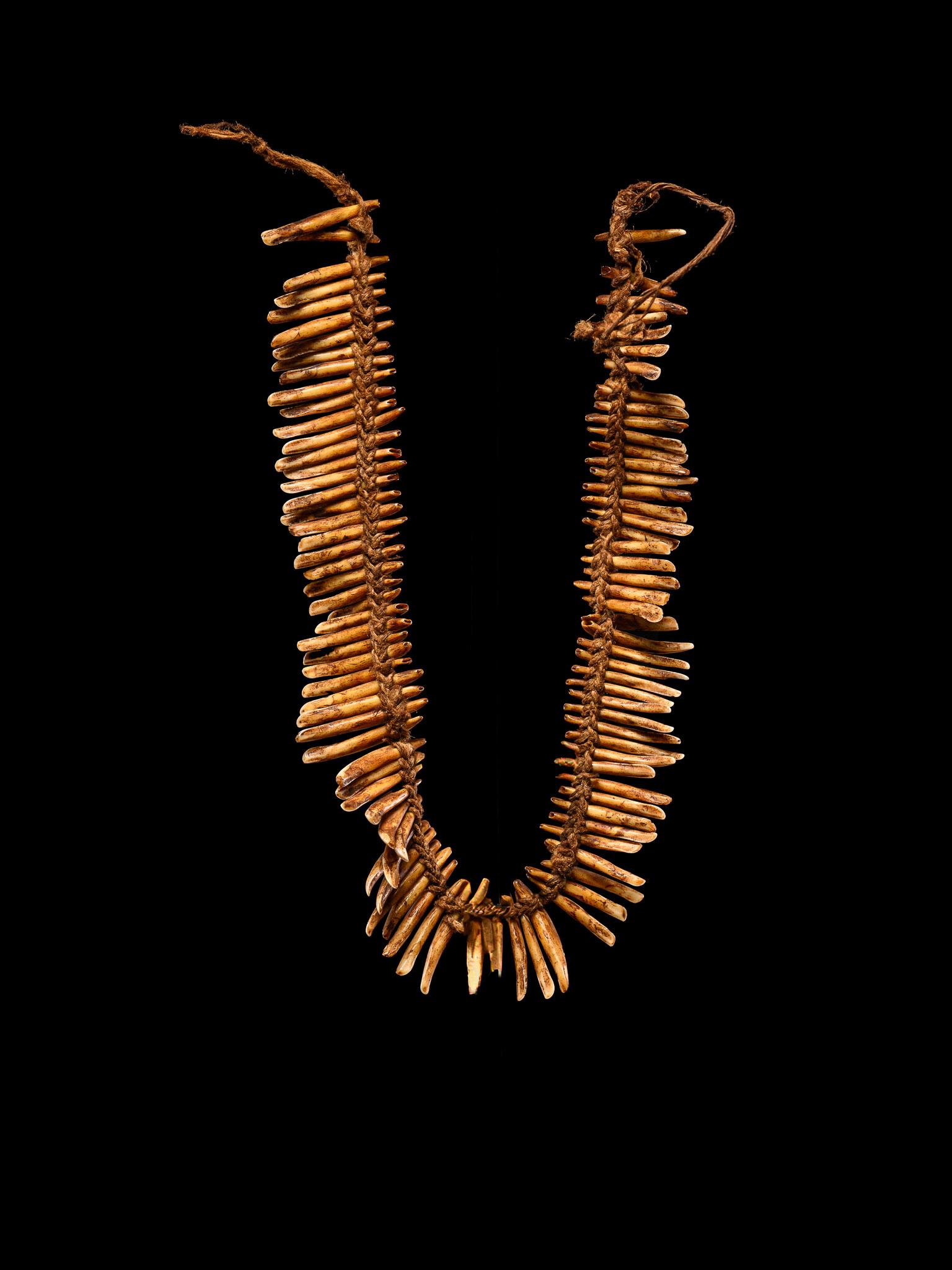 Ethnische Design-Authentische Halskette Simbu ( Chimbu) Provinz, Mount Wilhelm, PNG. im Zustand „Gut“ im Angebot in Leuven , BE