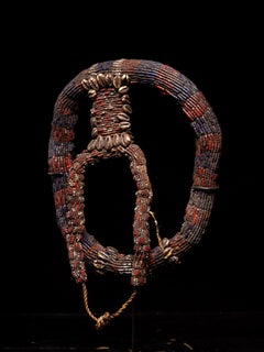 Design etnico-Bamileke con perline e ciondolo, Grasslands, Camerun.