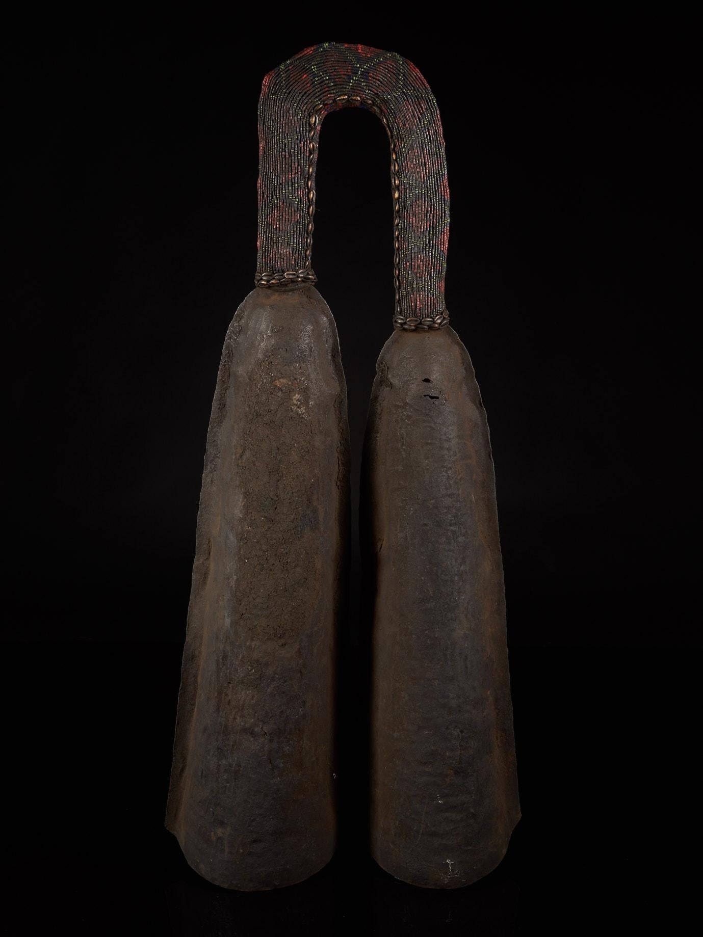 Questa campana Double Gong originaria delle comunità Bamileke del Camerun è uno strumento funzionale suonato con bastoni di legno. 