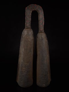 Design/One - Gong double cérémoniel avec poignée en perles ;